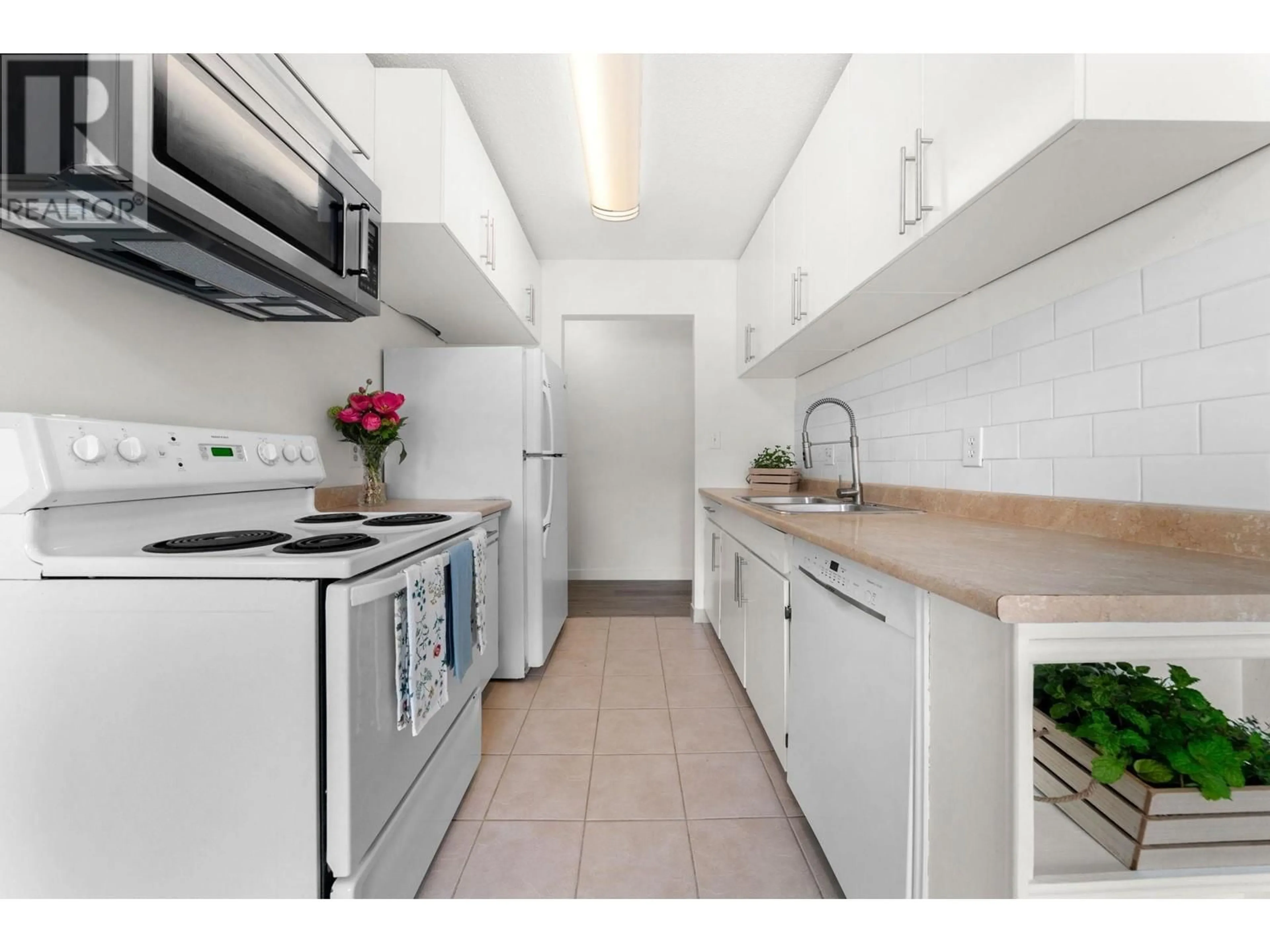 Standard kitchen, ceramic/tile floor for 15 - 834 PREMIER STREET, North Vancouver British Columbia V7J2G9