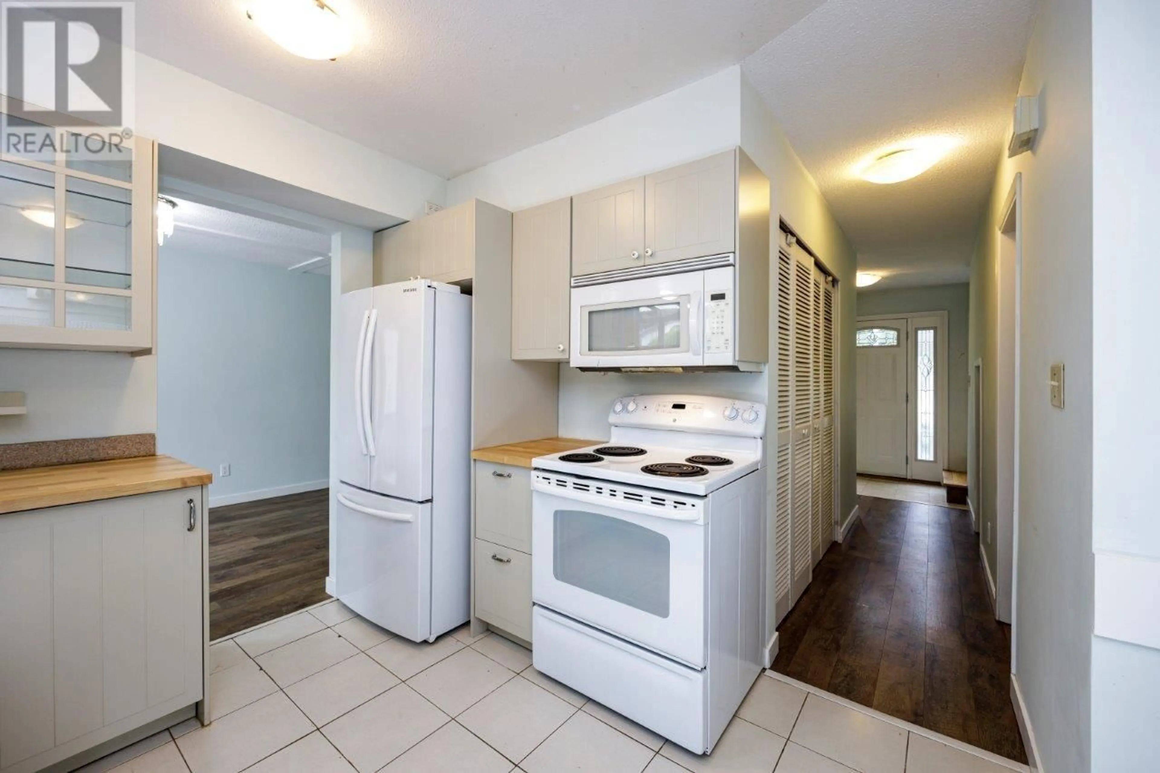 Standard kitchen, unknown for 1373 LYNN VALLEY ROAD, North Vancouver British Columbia V7J2A7