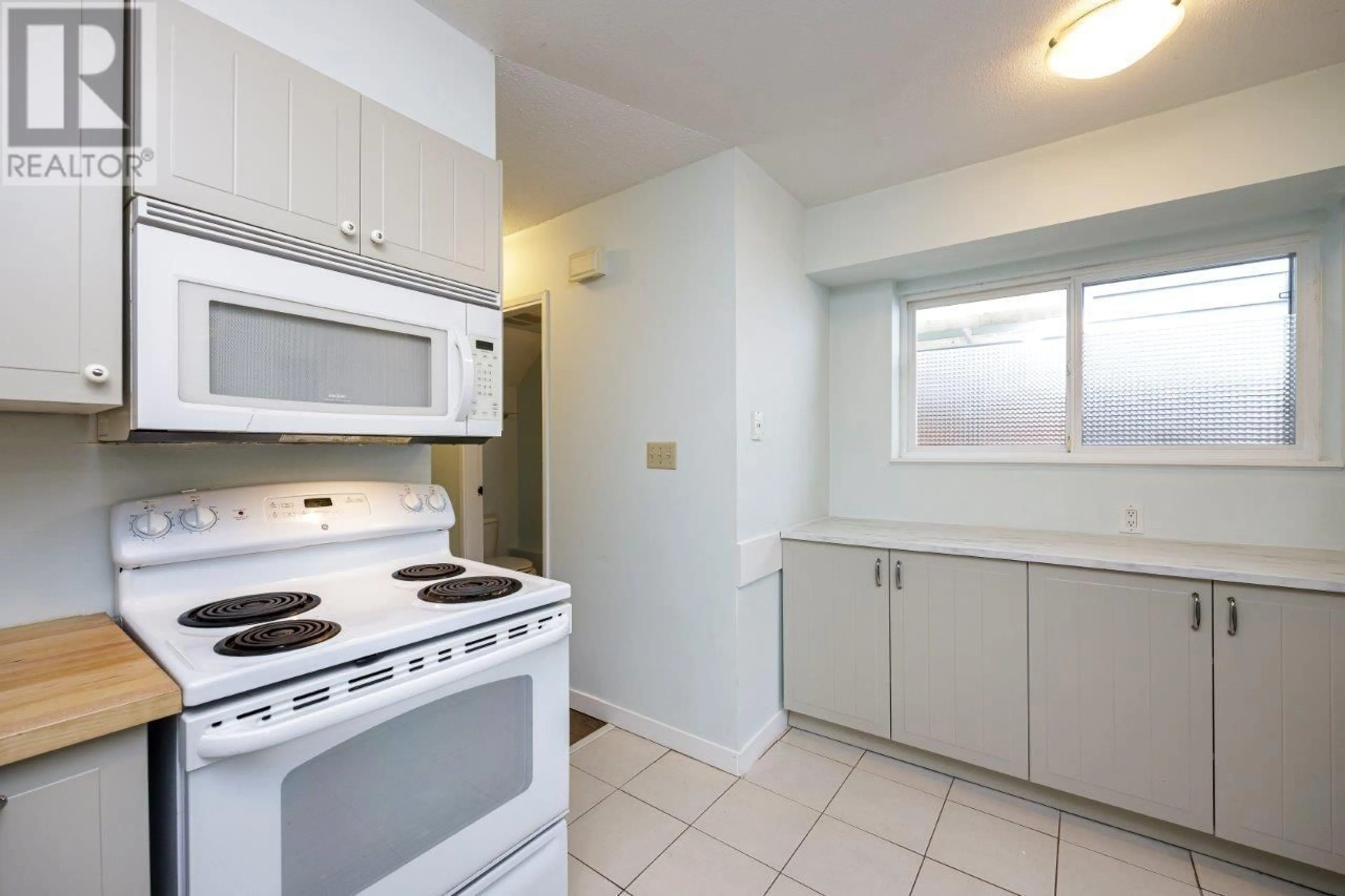 Standard kitchen, unknown for 1373 LYNN VALLEY ROAD, North Vancouver British Columbia V7J2A7