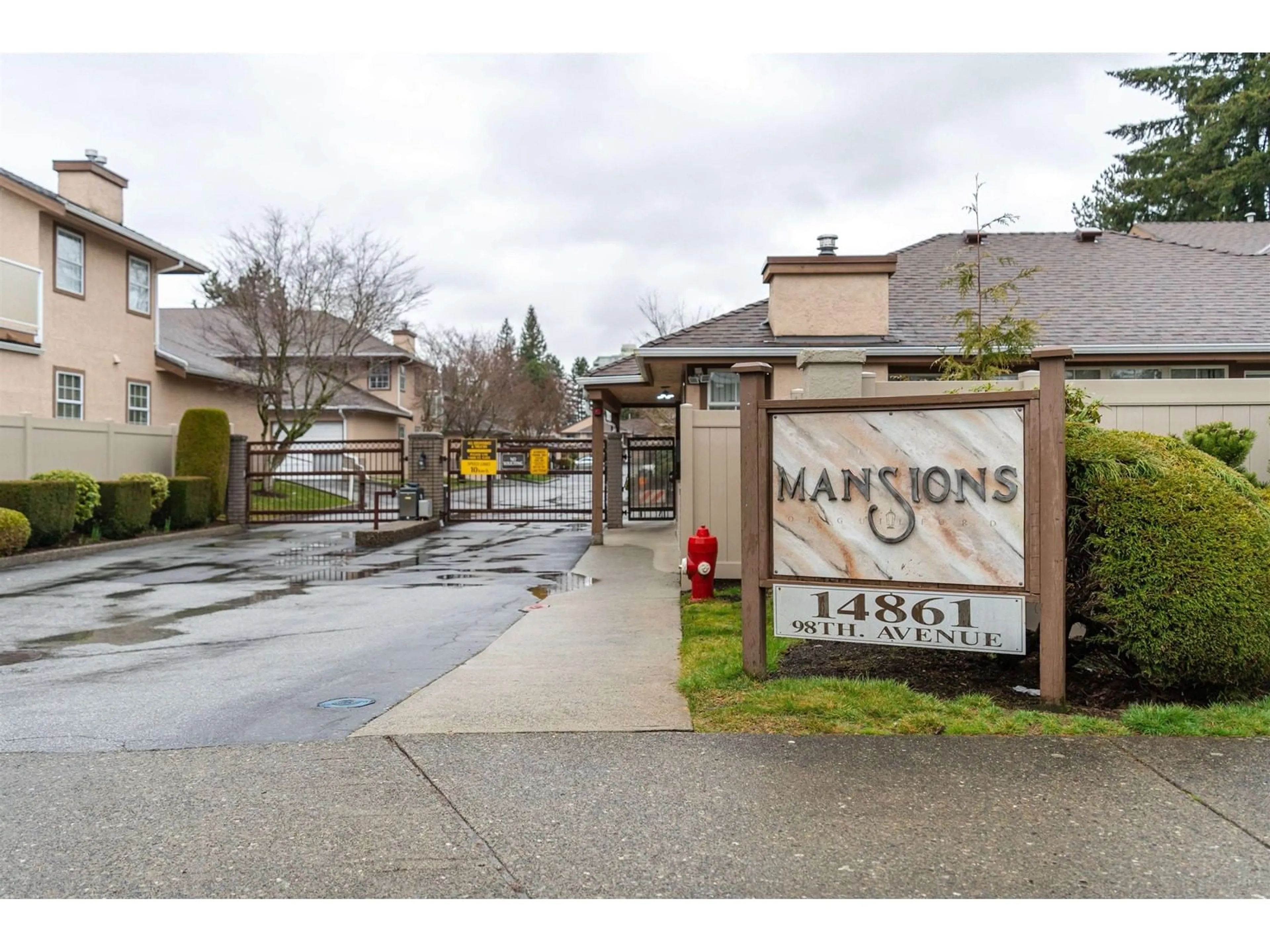 Indoor foyer for 112 - 14861 98, Surrey British Columbia V3R9Z8