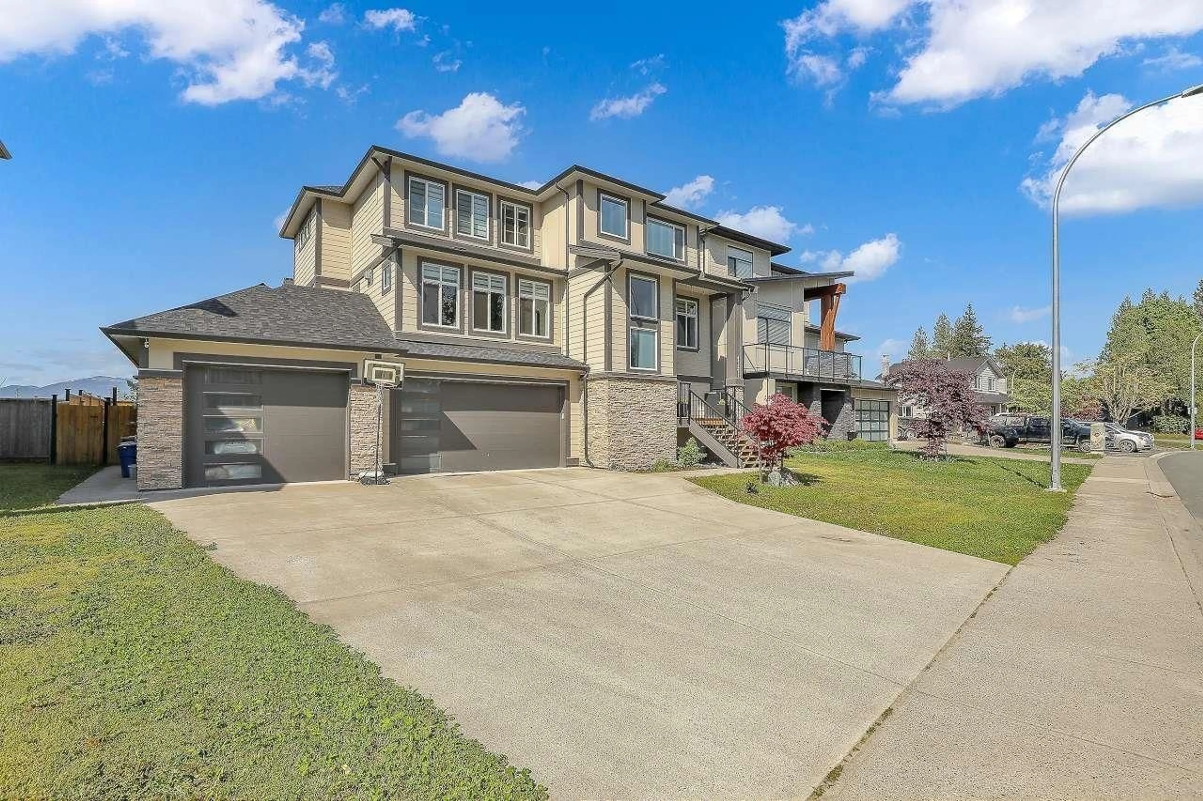 A pic from outside/outdoor area/front of a property/back of a property/a pic from drone, street for 47271 SWALLOW PLACE, Chilliwack British Columbia V2P7W9