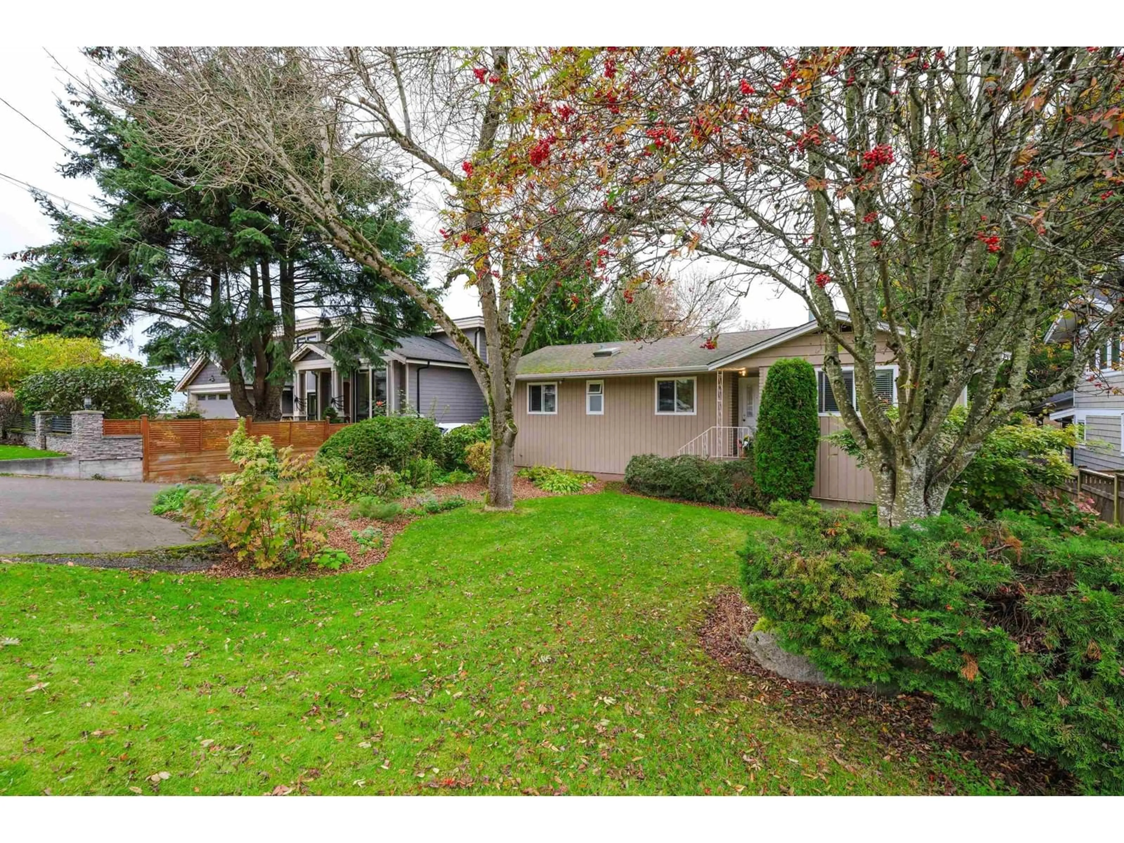 A pic from outside/outdoor area/front of a property/back of a property/a pic from drone, street for 1320 KENT, White Rock British Columbia V4B4T7