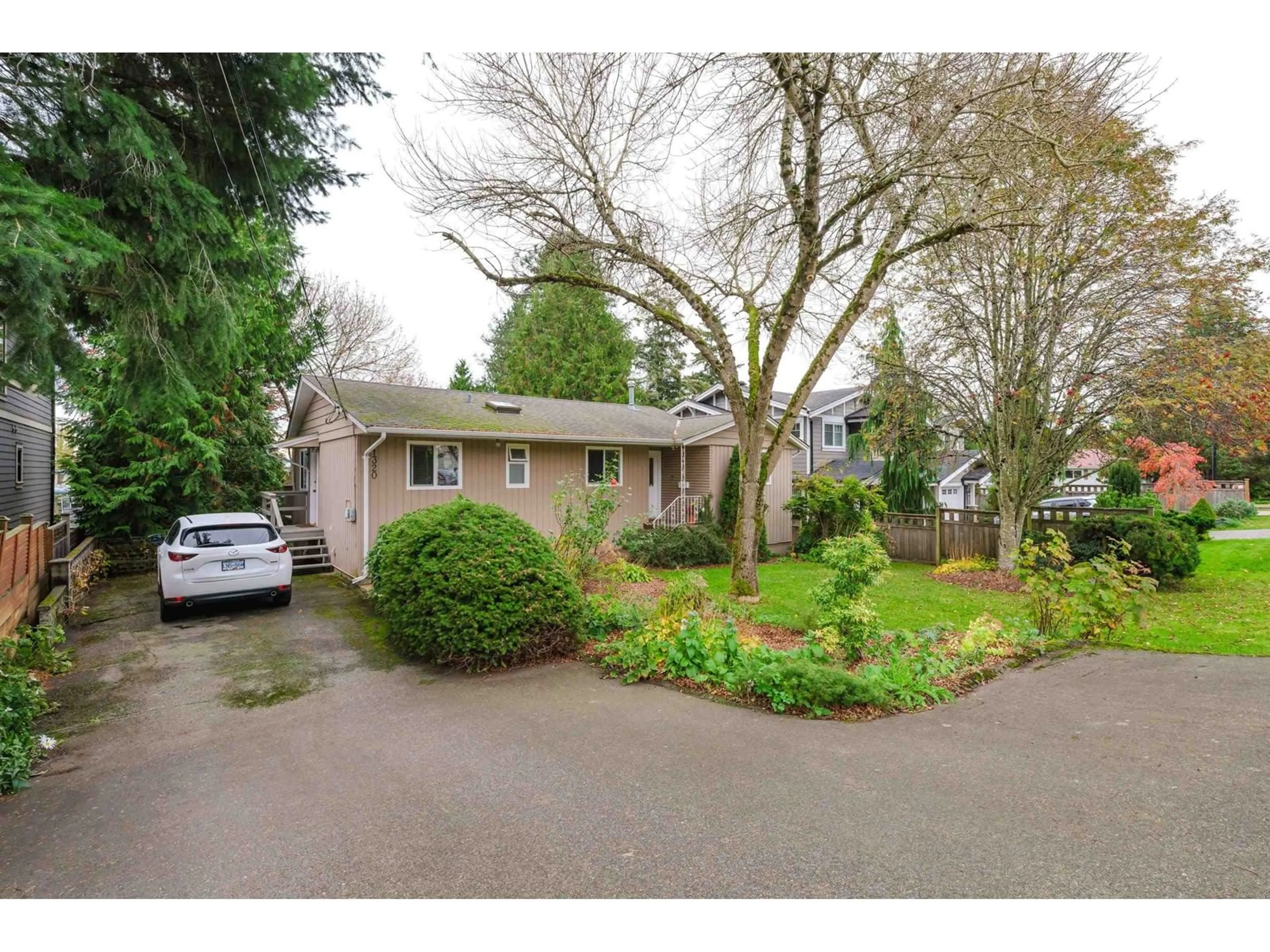 A pic from outside/outdoor area/front of a property/back of a property/a pic from drone, street for 1320 KENT, White Rock British Columbia V4B4T7
