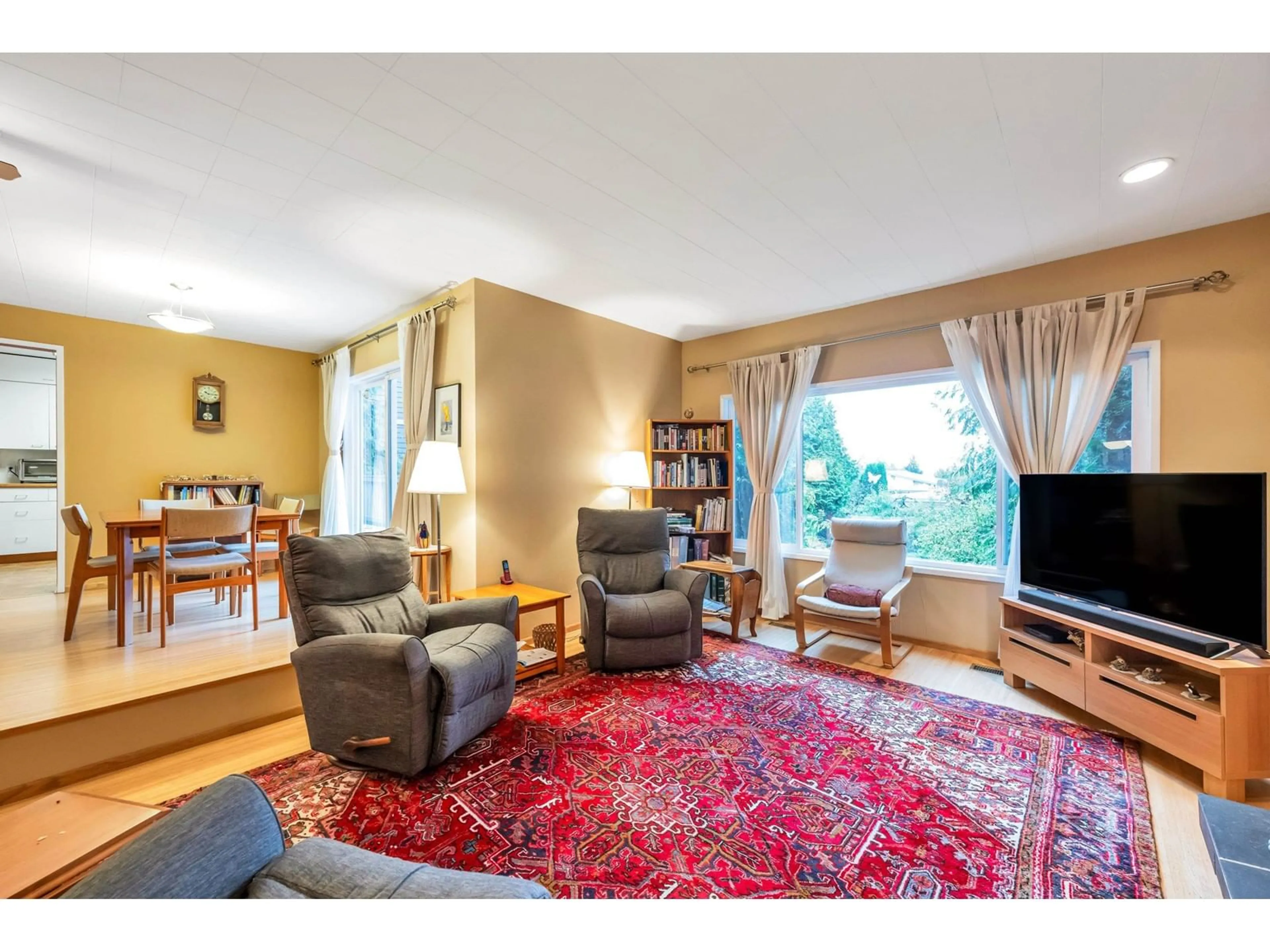 Living room with furniture, unknown for 1320 KENT, White Rock British Columbia V4B4T7
