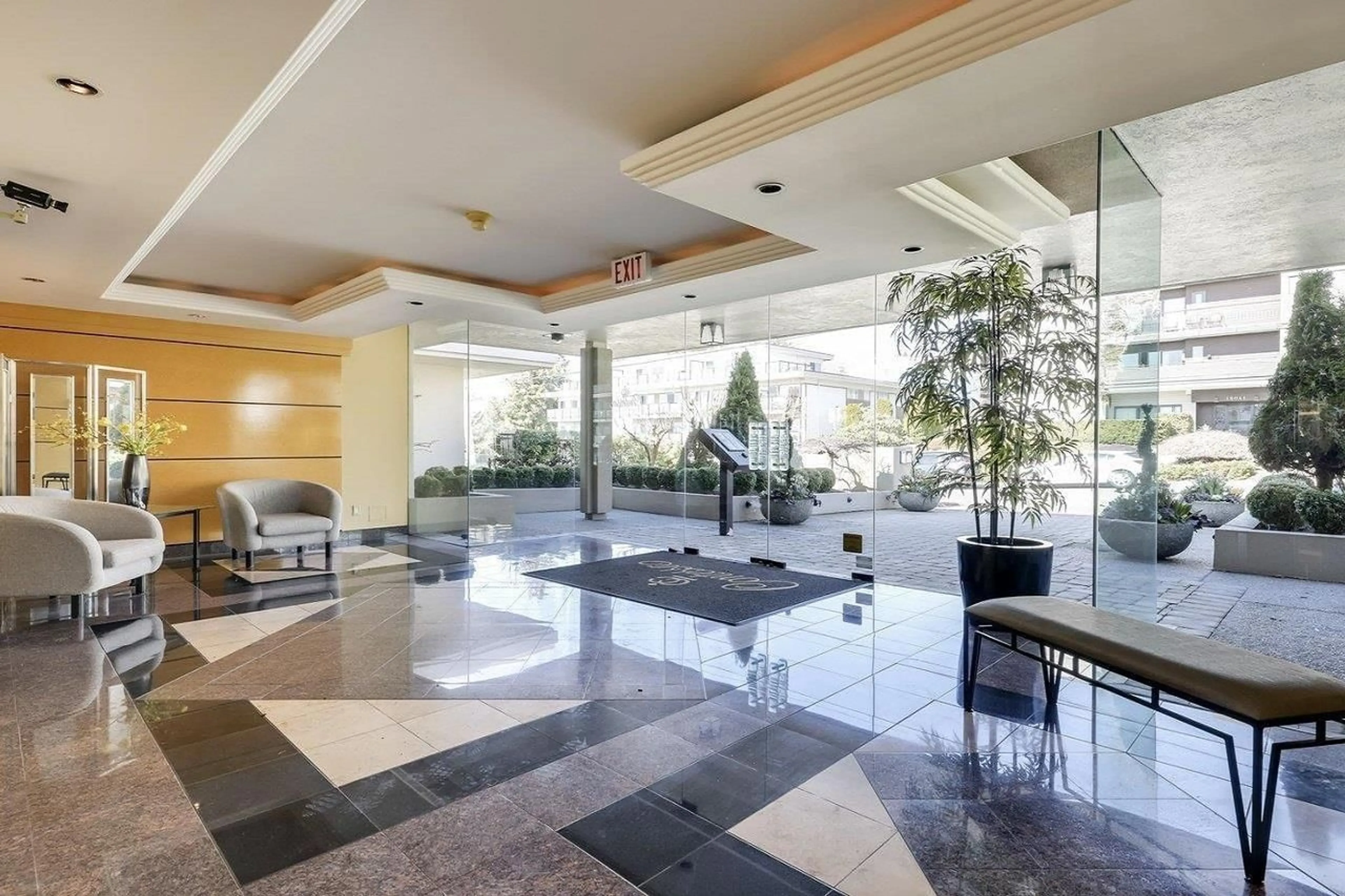 Lobby for 101 - 15050 PROSPECT, White Rock British Columbia V4B2B4
