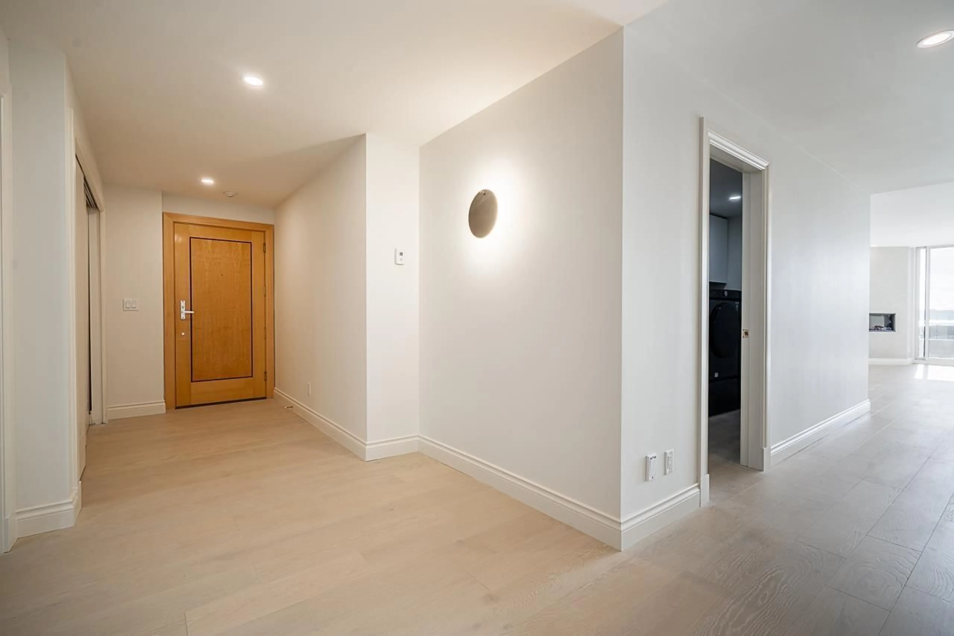 Indoor foyer for 101 - 15050 PROSPECT, White Rock British Columbia V4B2B4