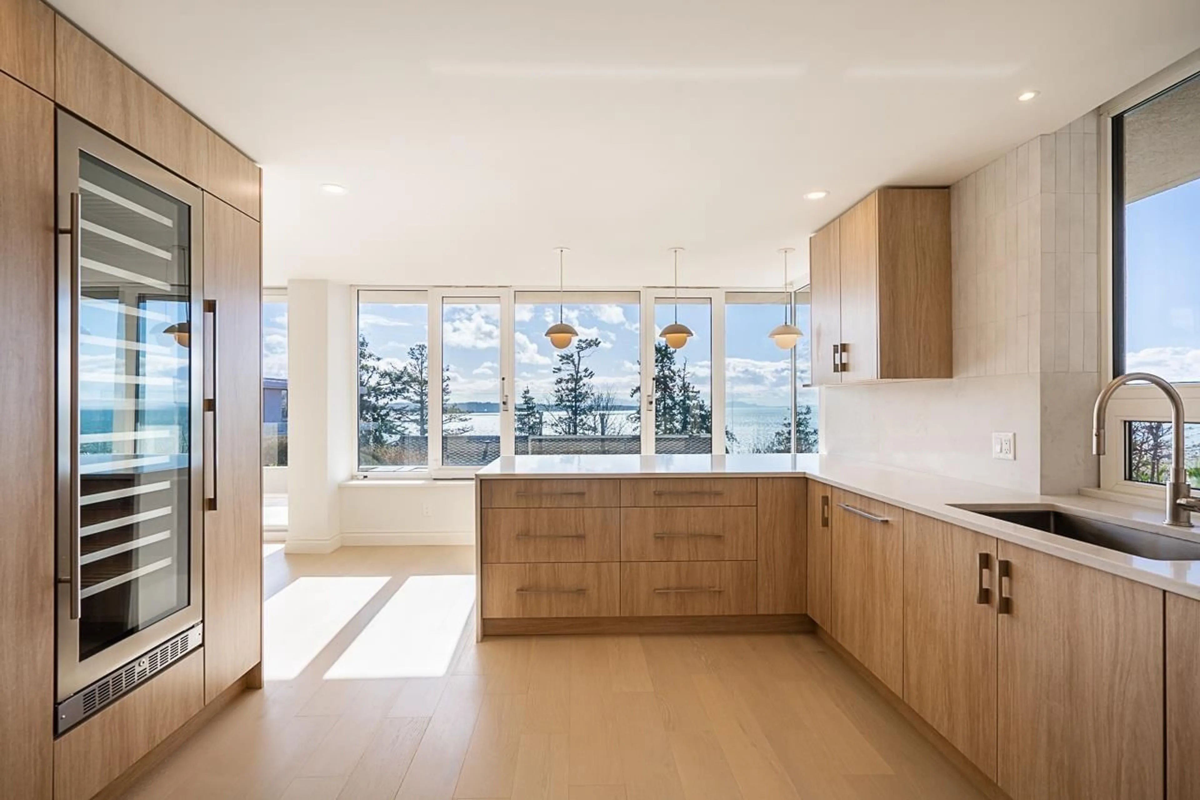 Contemporary kitchen, ceramic/tile floor for 101 - 15050 PROSPECT, White Rock British Columbia V4B2B4