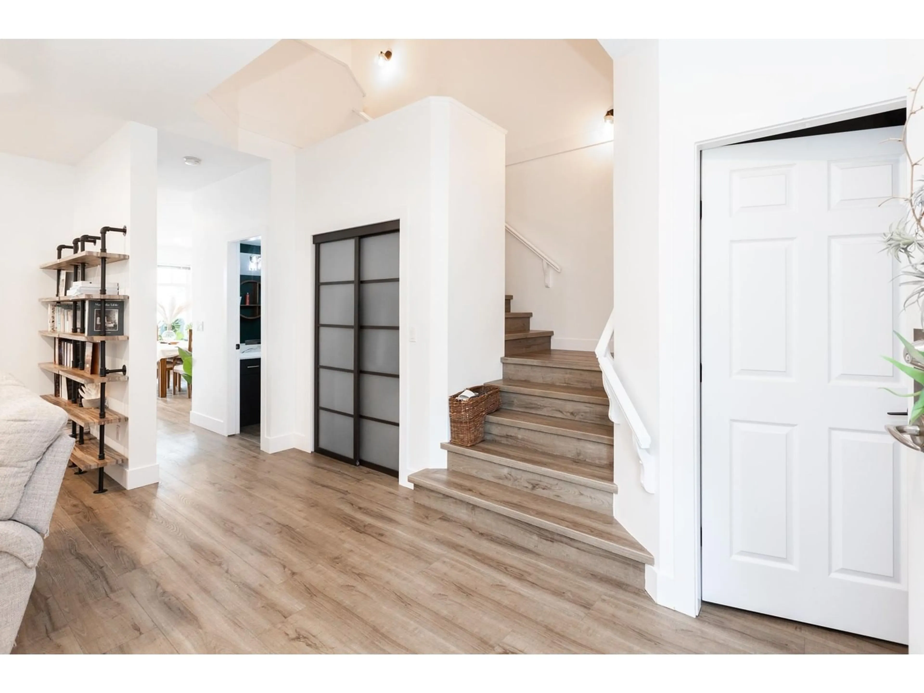 Indoor entryway for 12 - 15151 26, Surrey British Columbia V4P2Z8