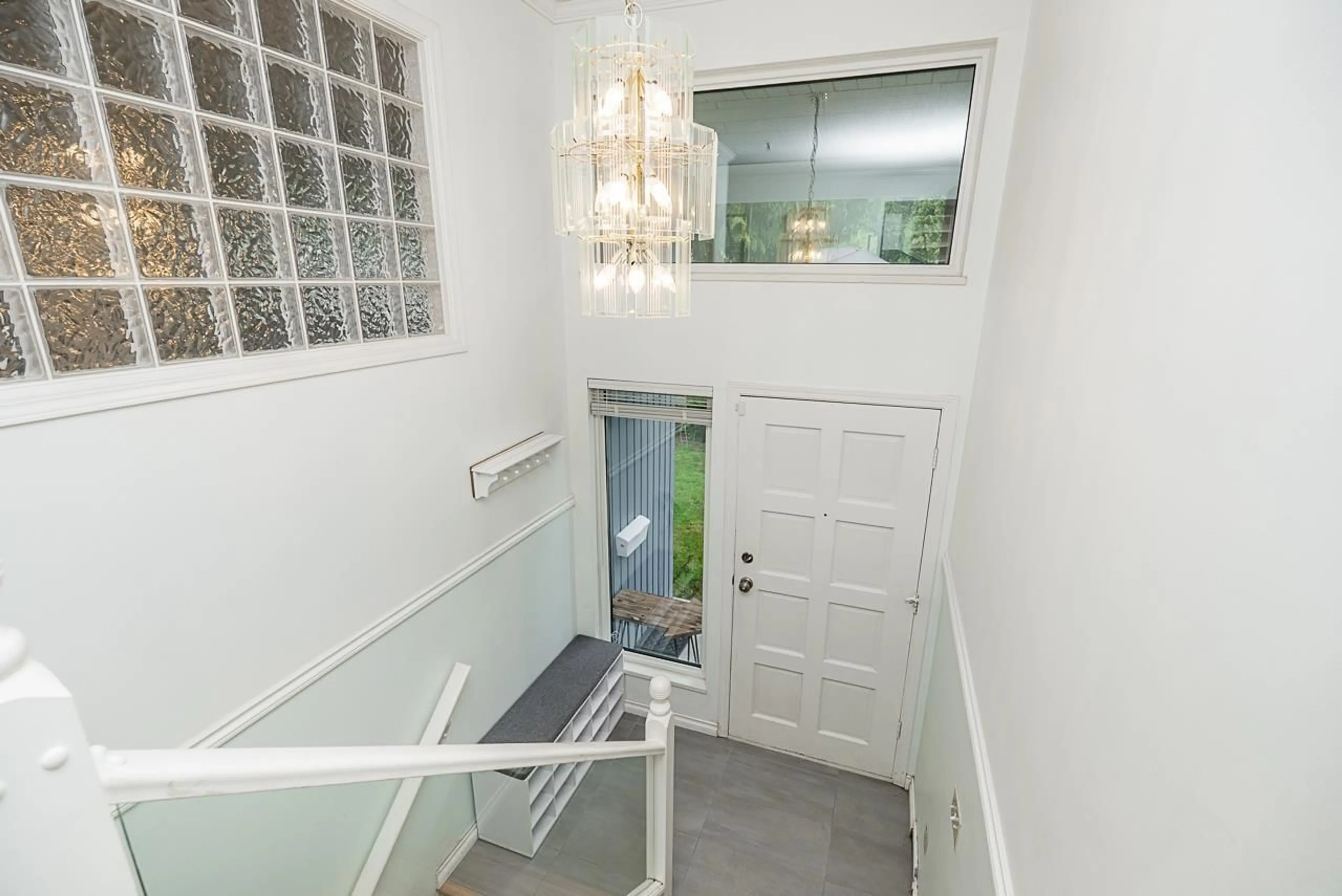 Indoor foyer for 6018 SUNWOOD, Delta British Columbia V4E2Y4