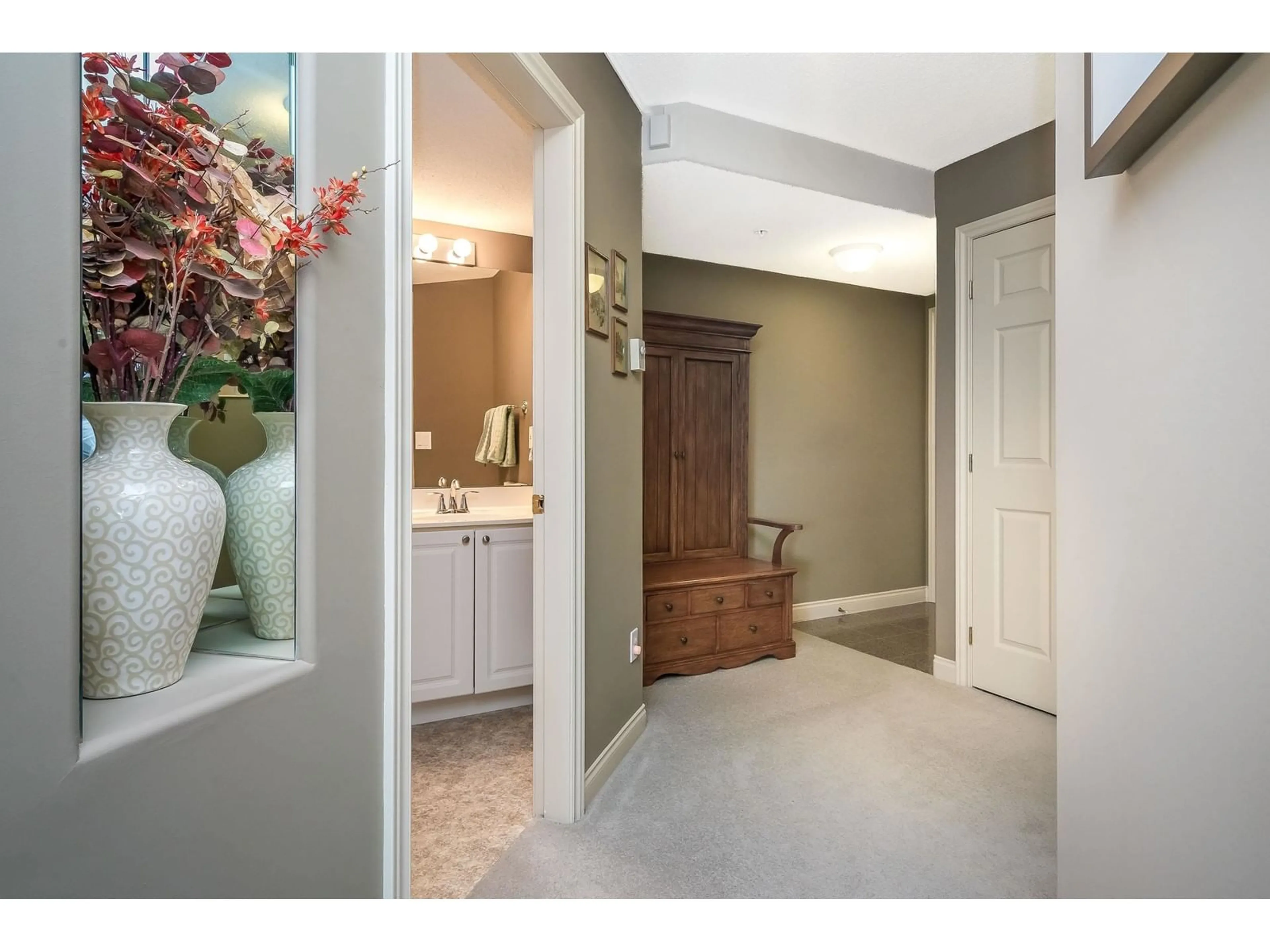 Indoor entryway for 802 - 33065 MILL LAKE, Abbotsford British Columbia V2S8E6