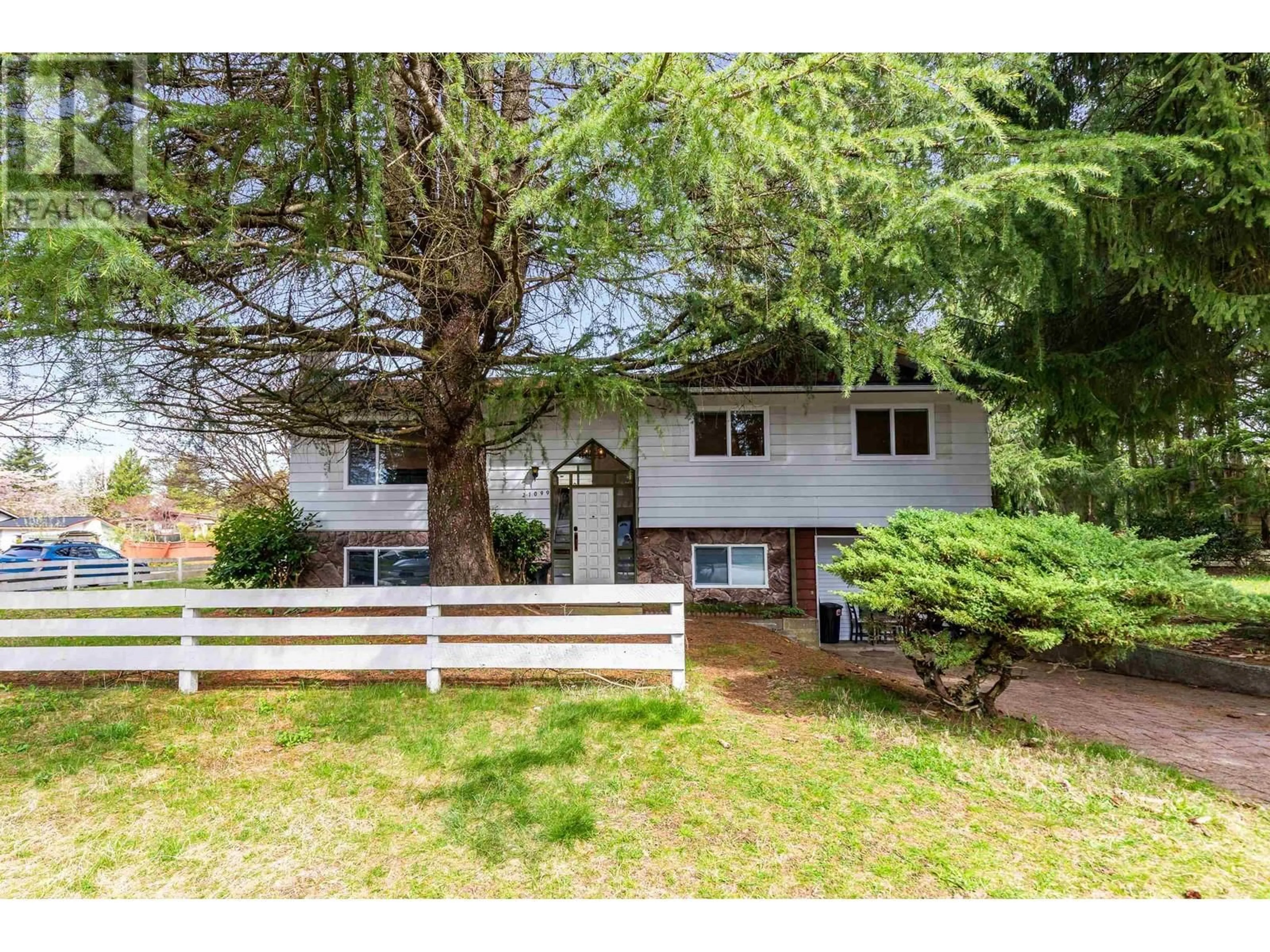A pic from outside/outdoor area/front of a property/back of a property/a pic from drone, unknown for 21099 BERRY AVENUE, Maple Ridge British Columbia V2X7V3