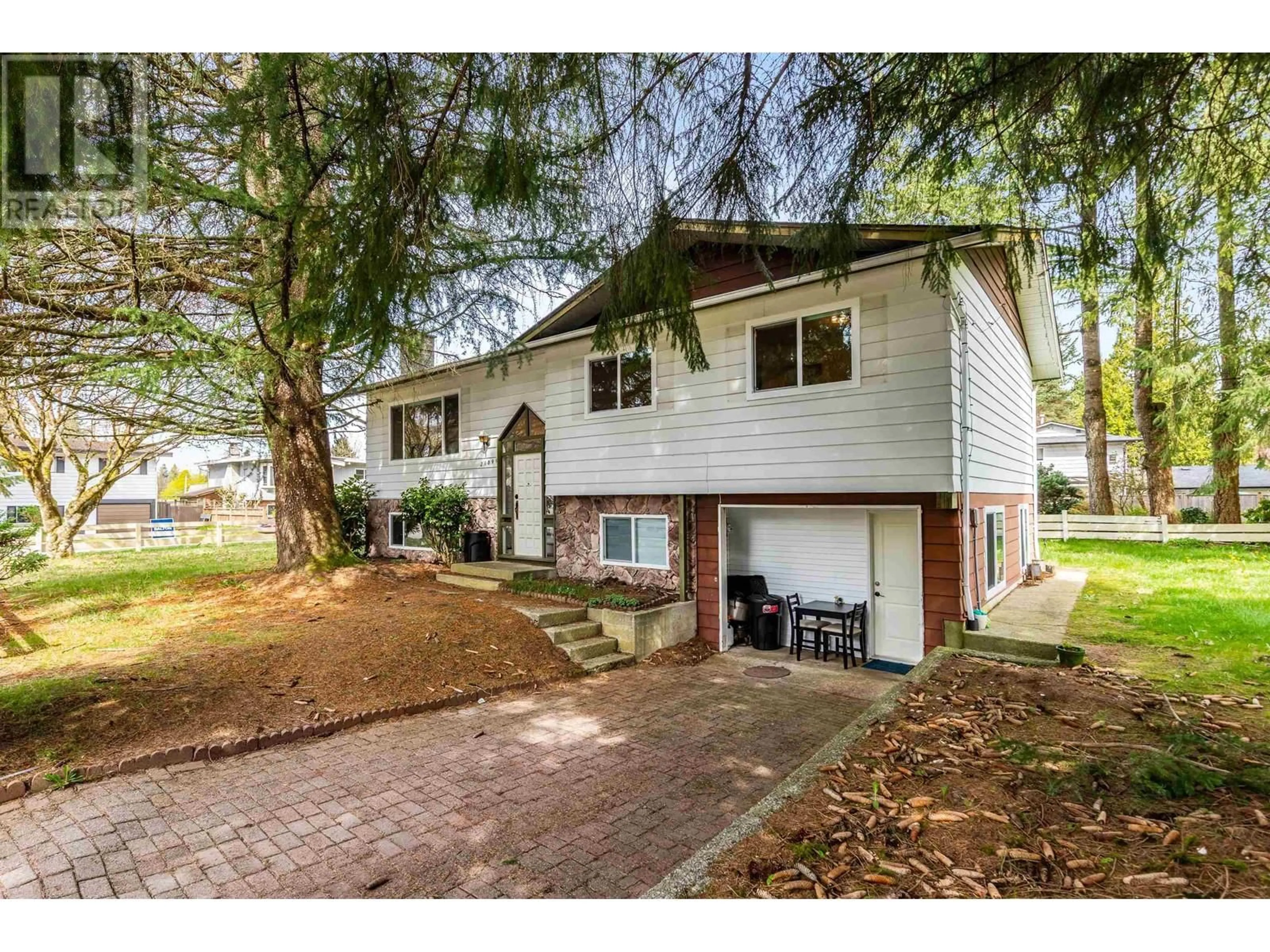 Home with vinyl exterior material, street for 21099 BERRY AVENUE, Maple Ridge British Columbia V2X7V3