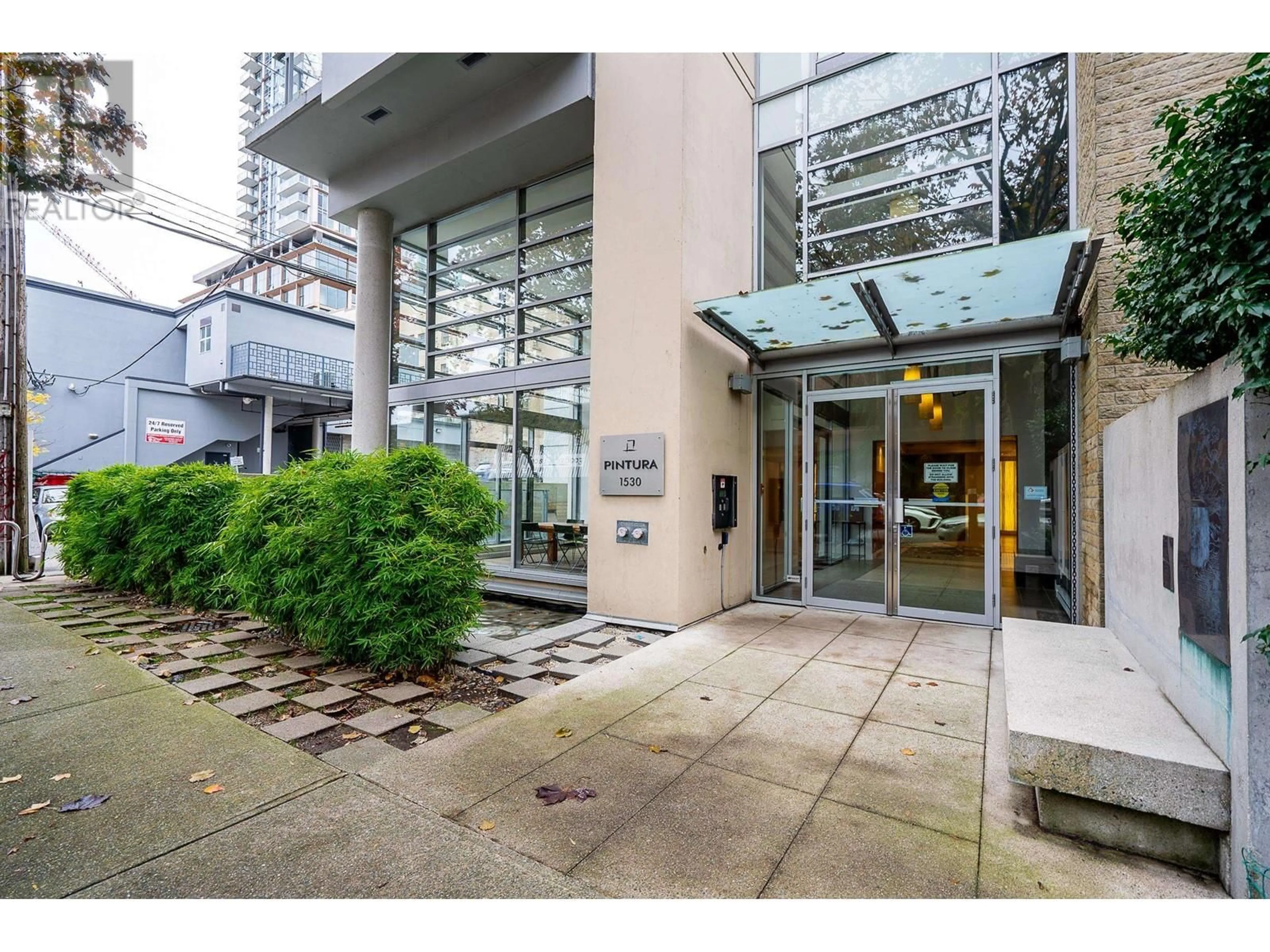 Indoor foyer for 805 - 1530 8TH AVENUE, Vancouver British Columbia V6J5M6