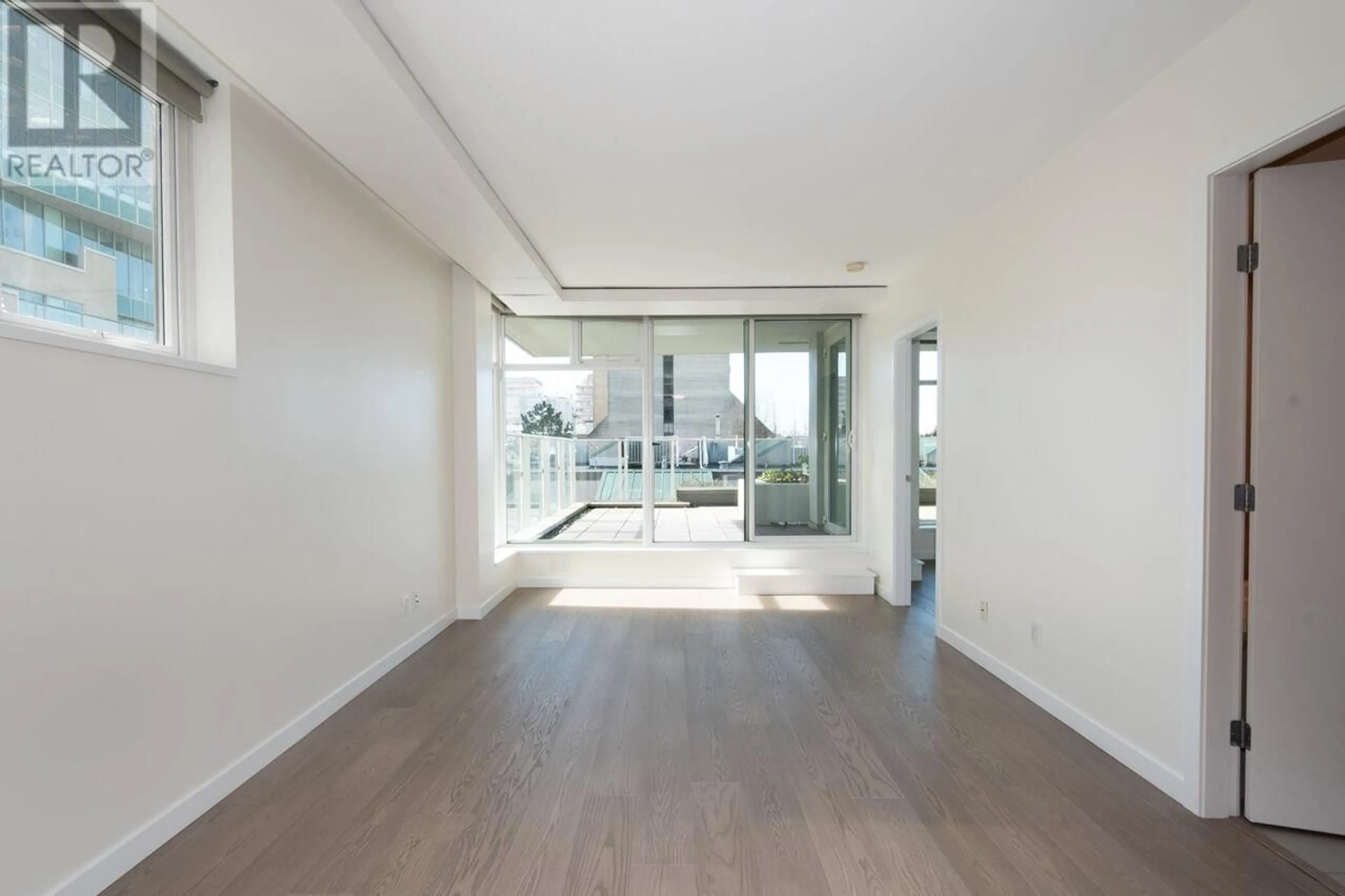 Indoor foyer for 601 - 728 8TH AVENUE, Vancouver British Columbia V5Z0B8