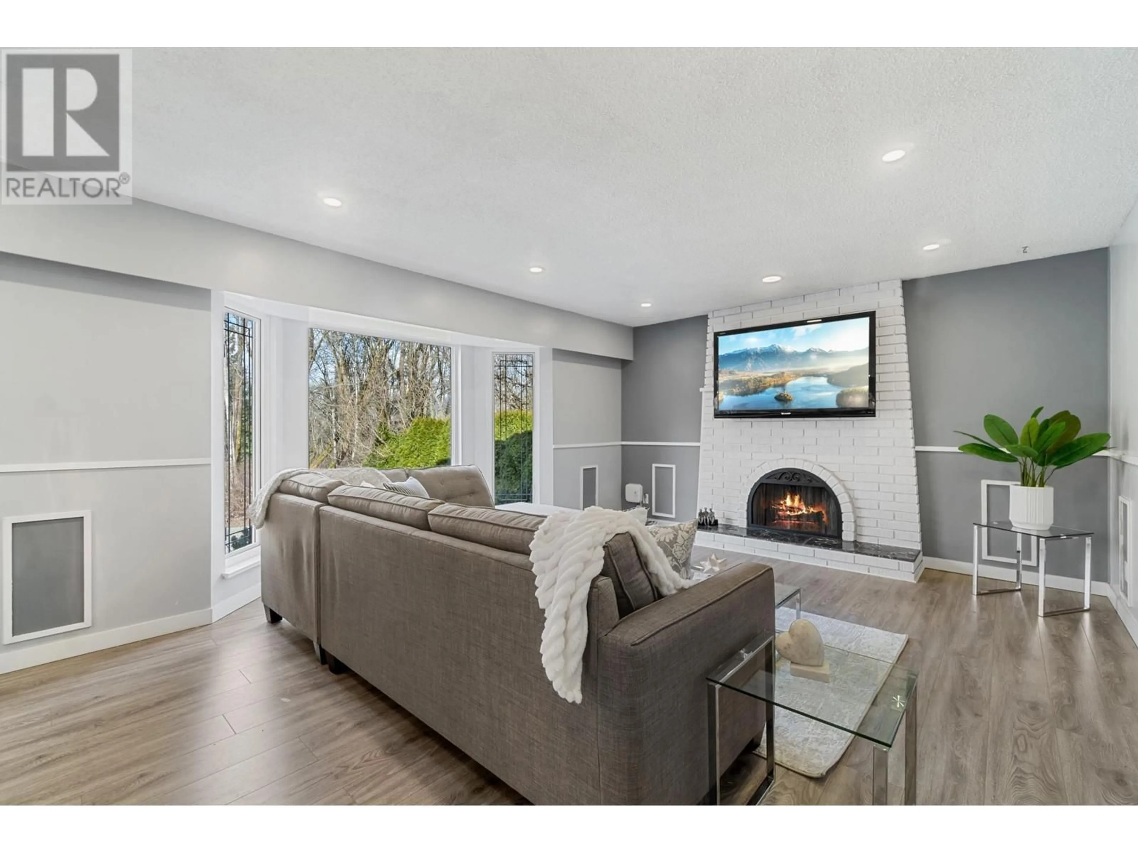 Living room with furniture, unknown for 9152 KLENNER DRIVE, Burnaby British Columbia V3N4E8
