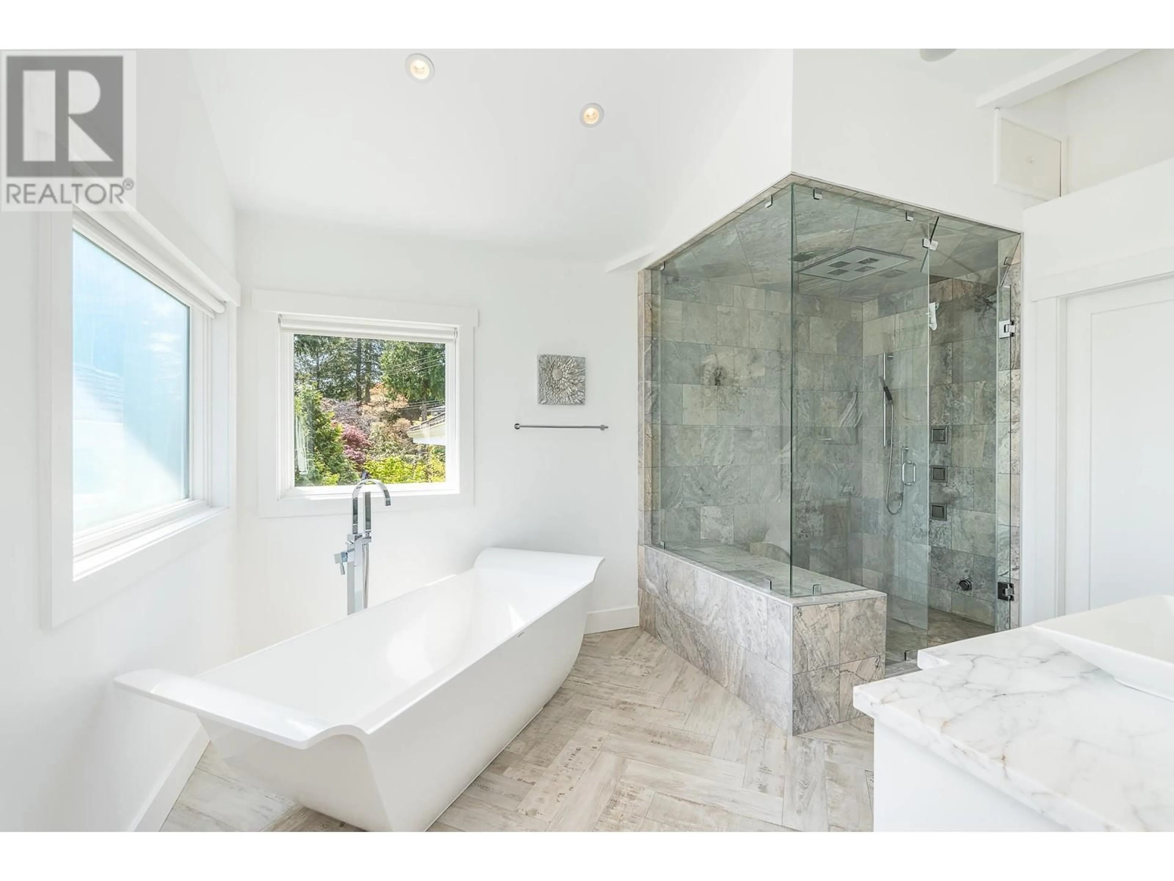 Contemporary bathroom, ceramic/tile floor for 4710 PICCADILLY SOUTH, West Vancouver British Columbia V7W1E4