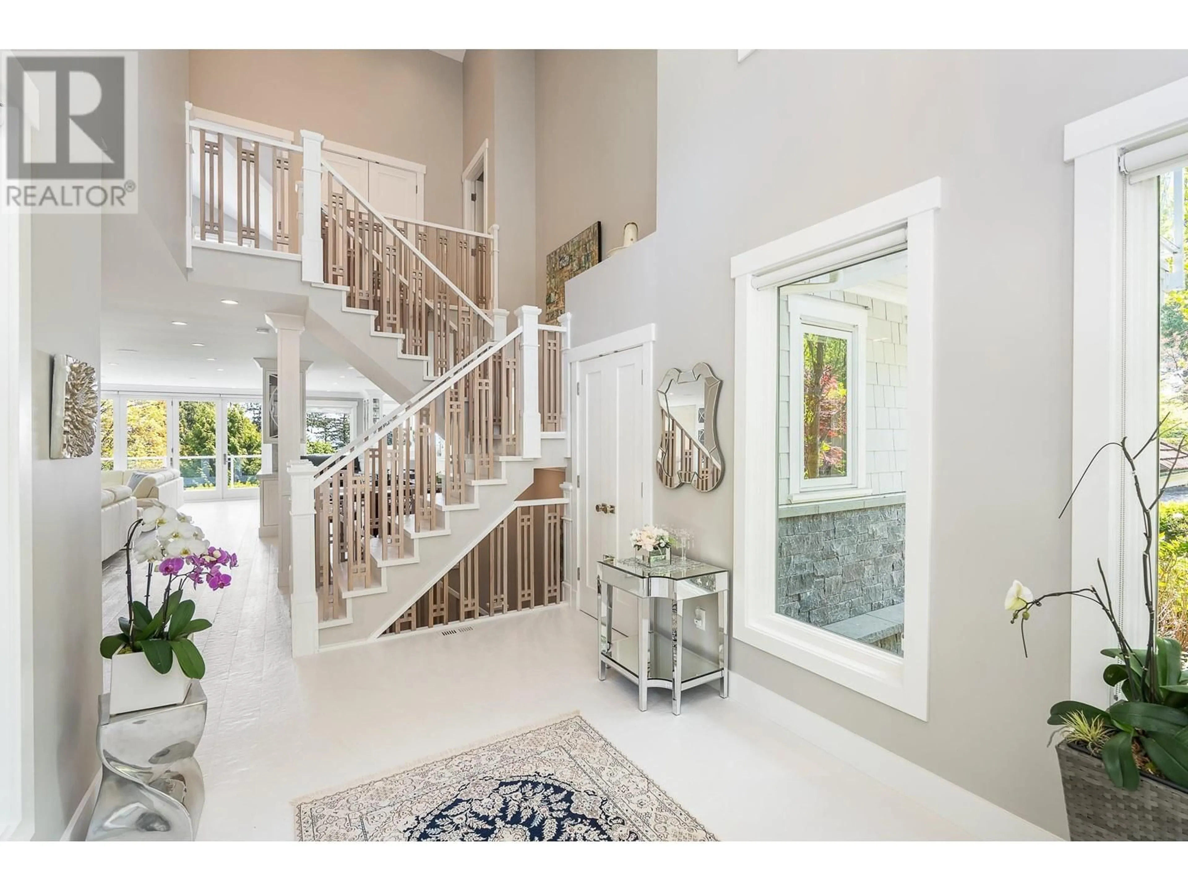 Indoor entryway for 4710 PICCADILLY SOUTH, West Vancouver British Columbia V7W1E4