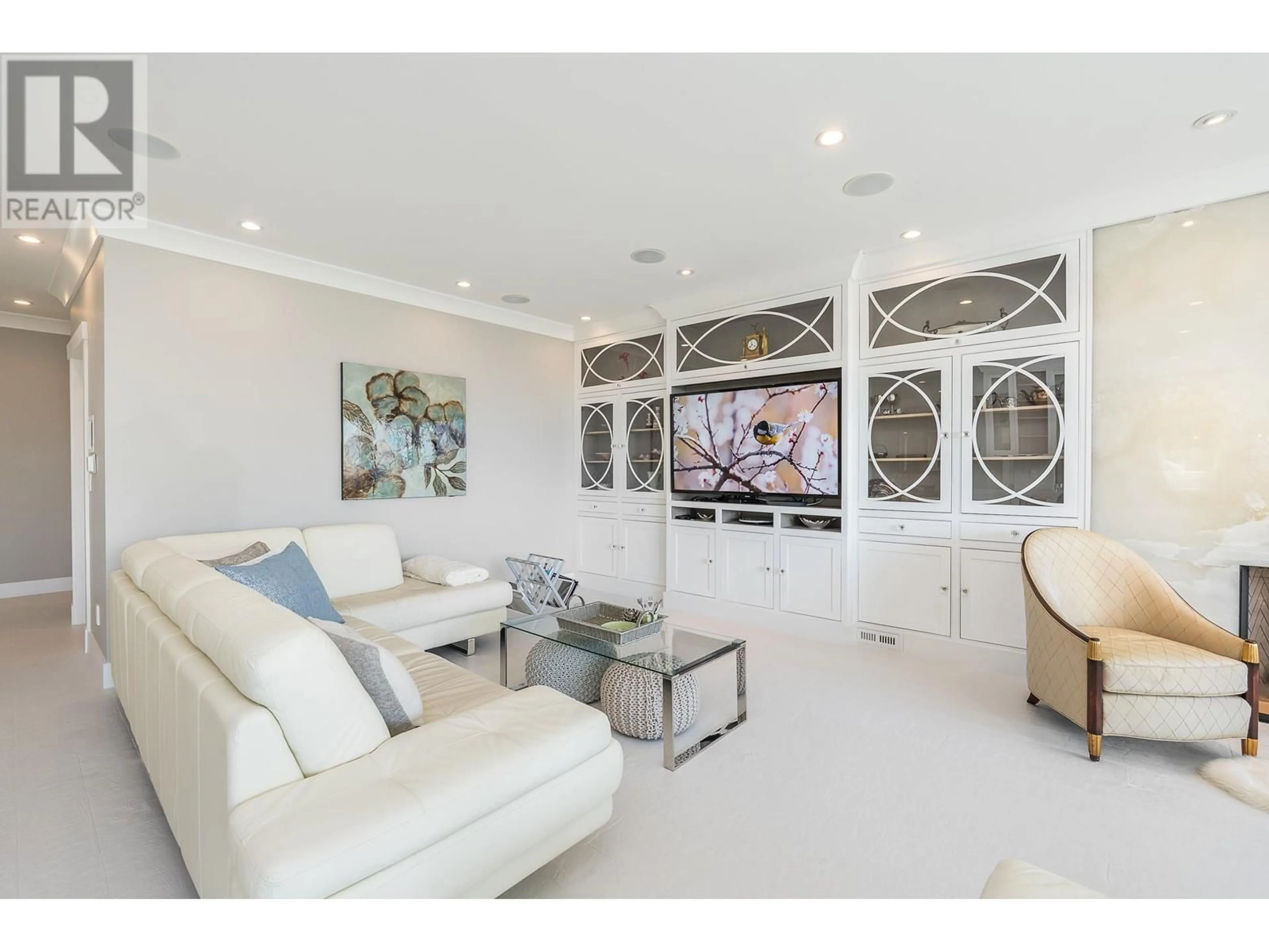 Home theater for 4710 PICCADILLY SOUTH, West Vancouver British Columbia V7W1E4