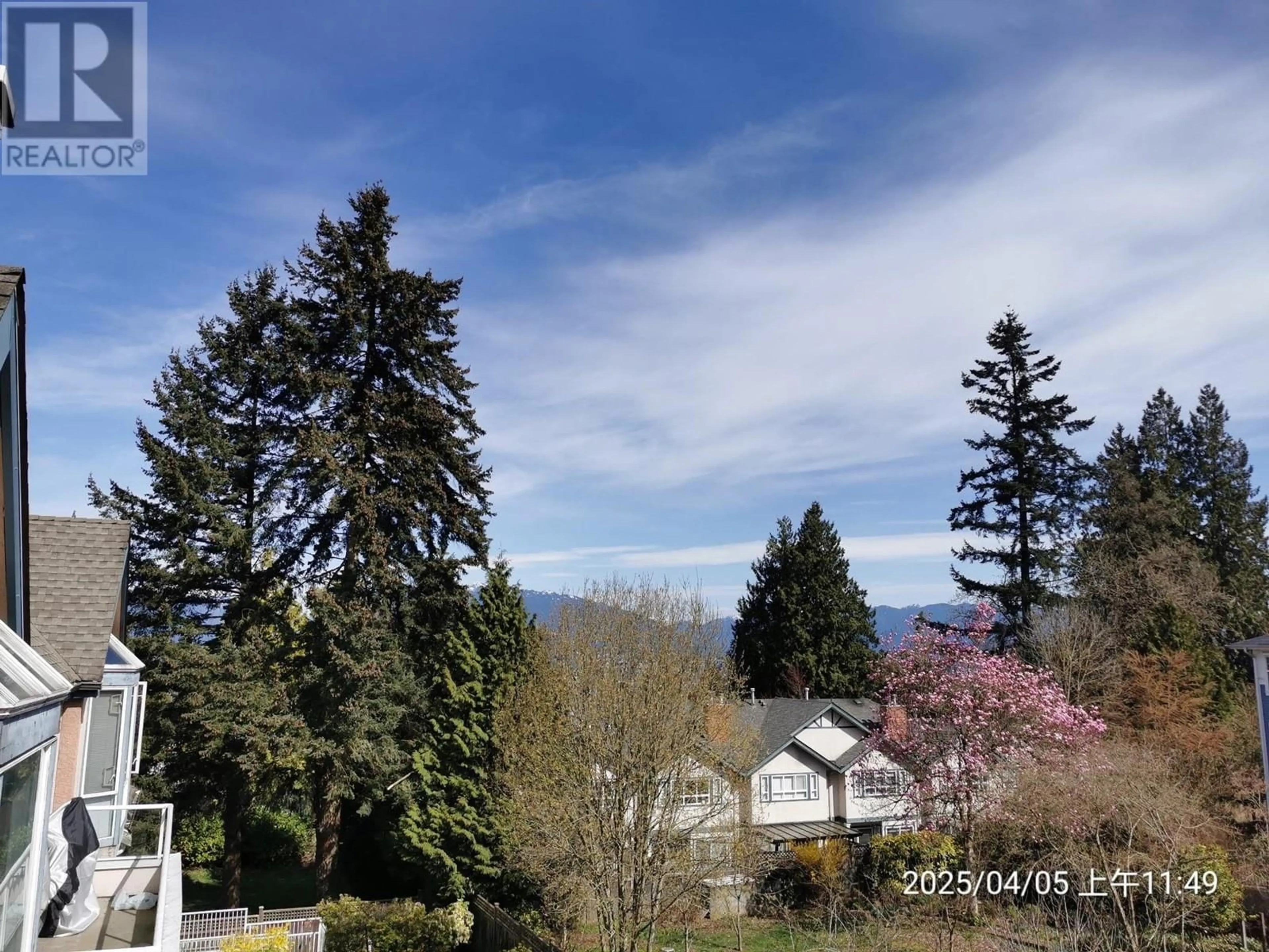 A pic from outside/outdoor area/front of a property/back of a property/a pic from drone, mountain view for 305 - 5568 BARKER AVENUE, Burnaby British Columbia V5H2N9