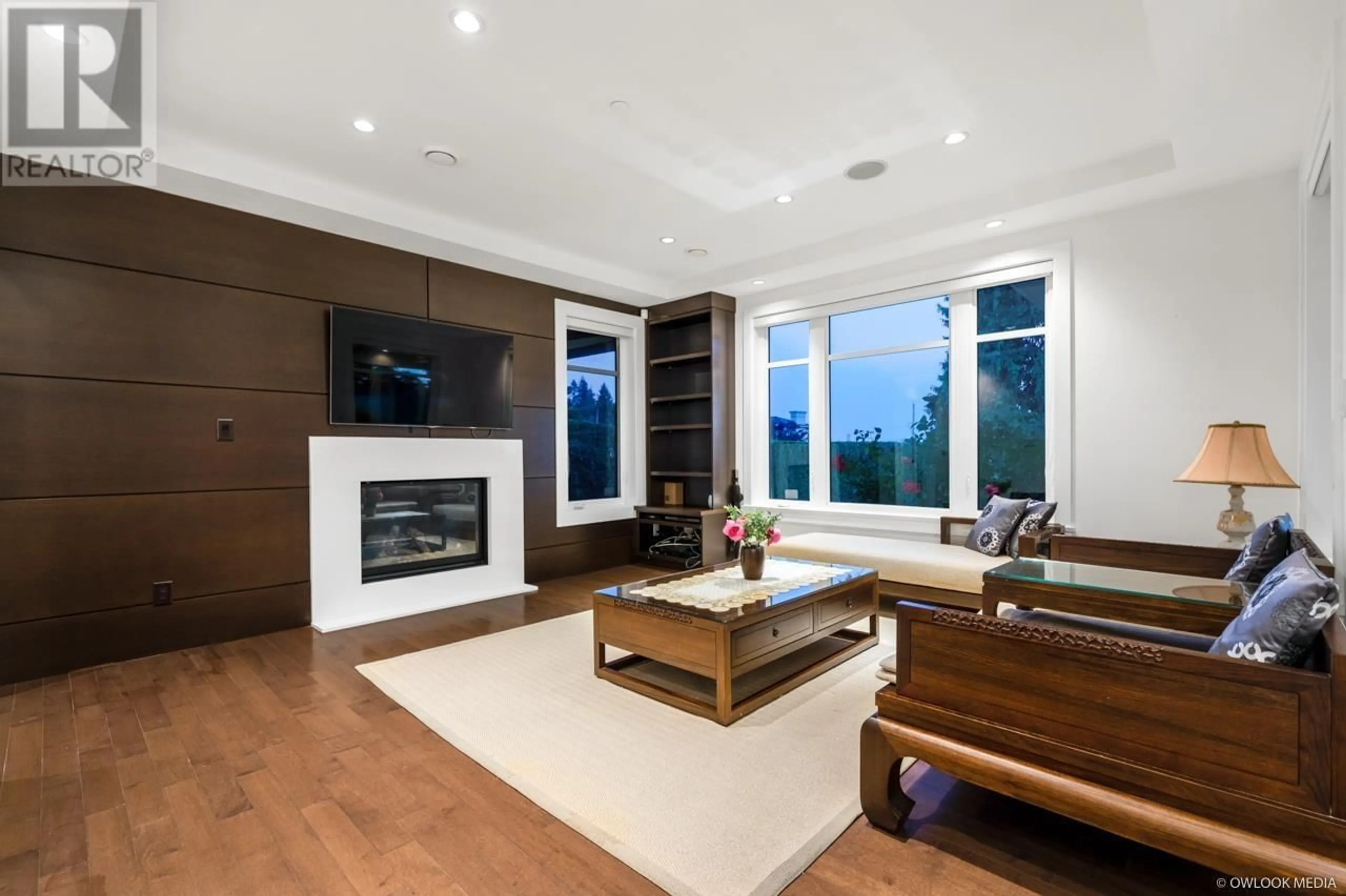 Living room with furniture, wood/laminate floor for 1208 HAYWOOD AVENUE, West Vancouver British Columbia V7T1V1