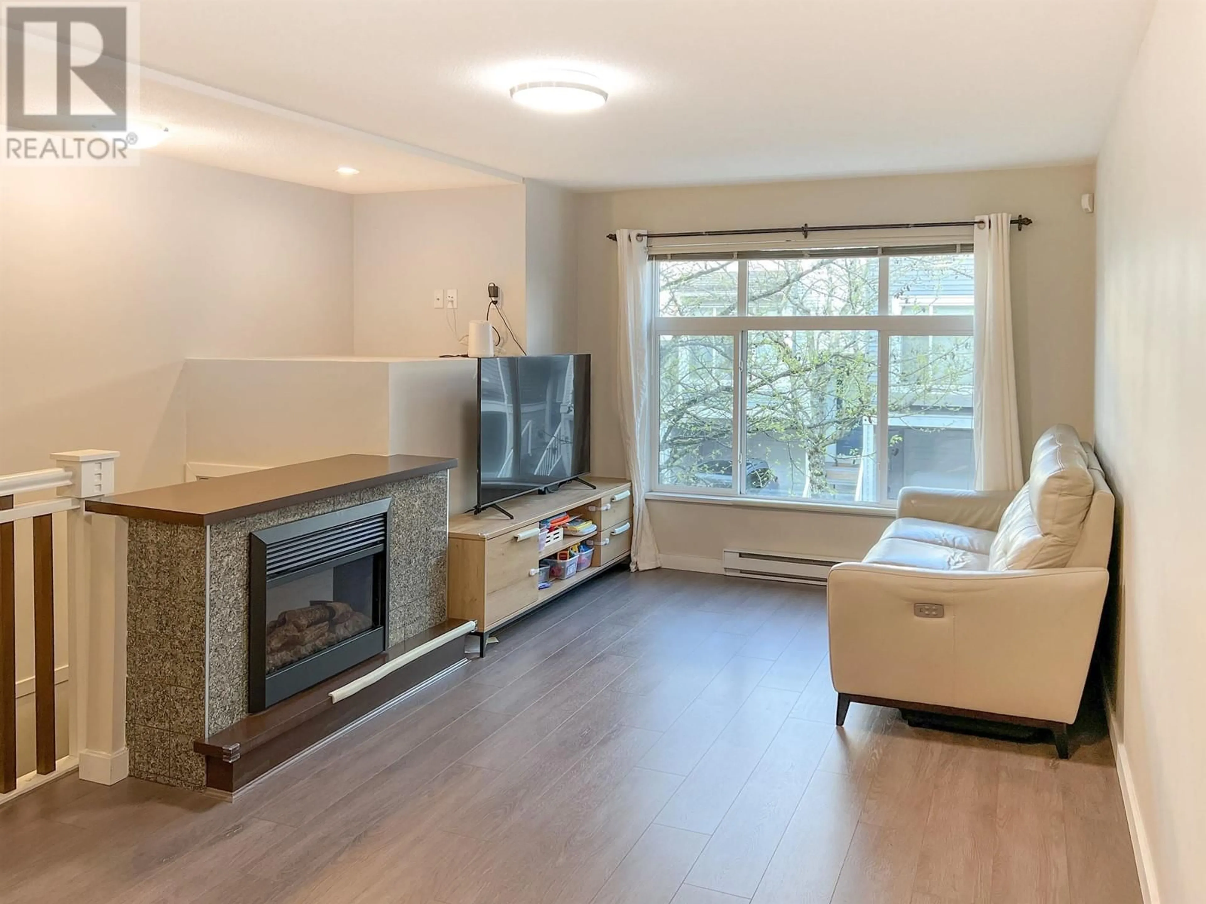 Living room with furniture, wood/laminate floor for 10 - 9533 GRANVILLE AVENUE, Richmond British Columbia V6Y1P9