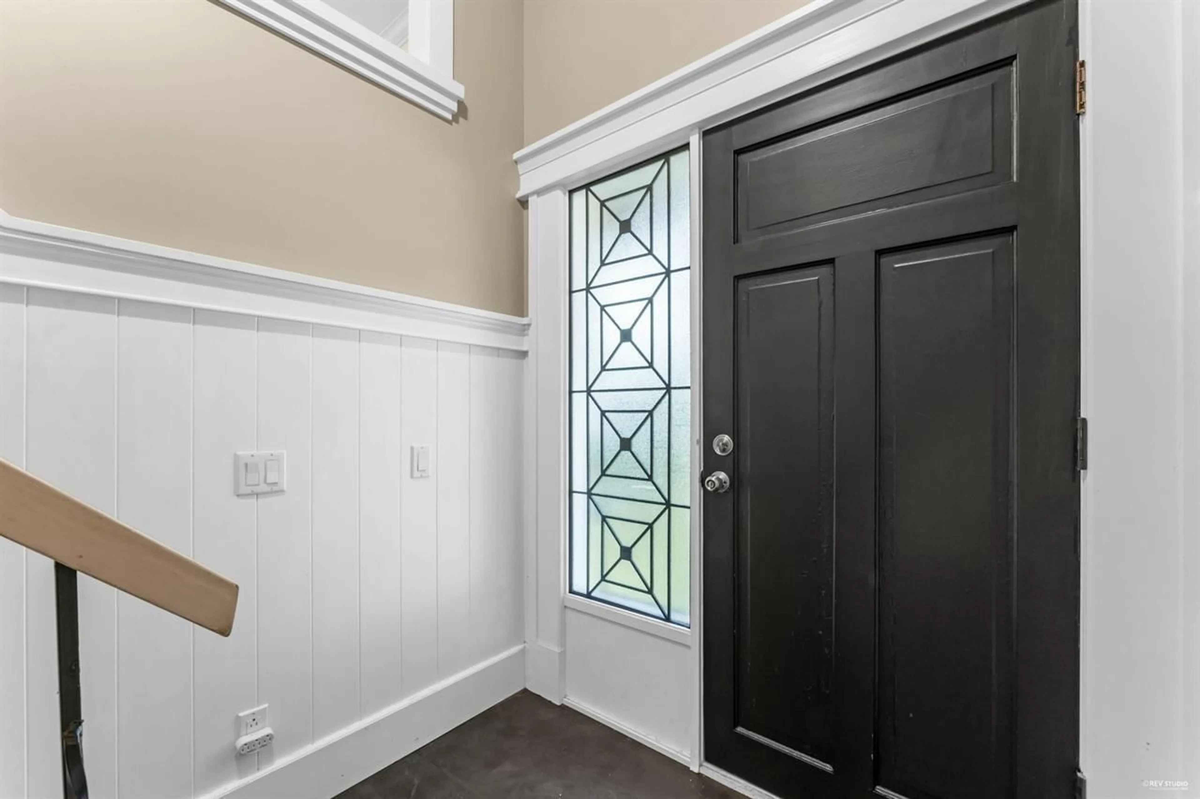 Indoor entryway for 7350 141, Surrey British Columbia V3W7L1