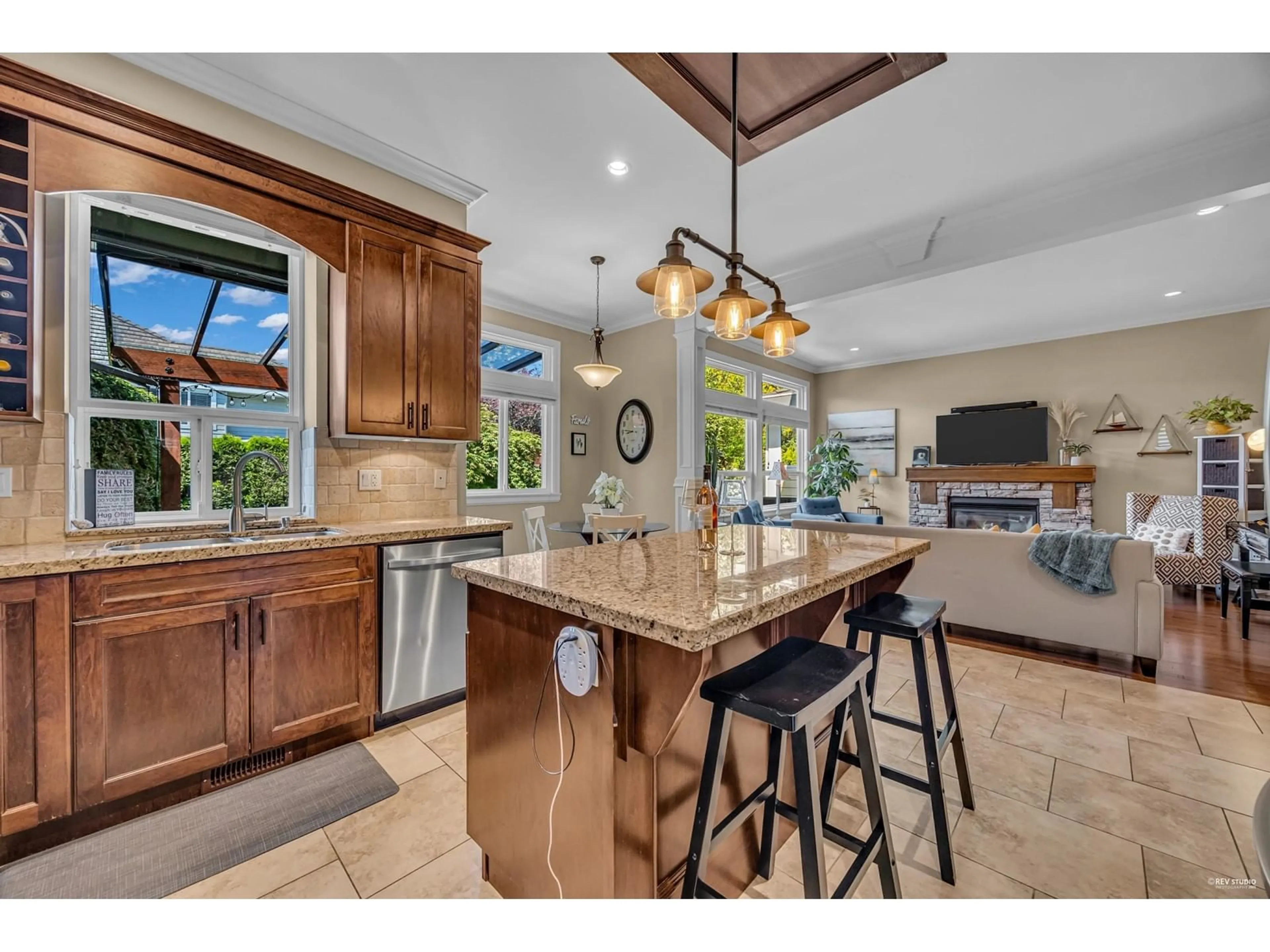 Open concept kitchen, ceramic/tile floor for 3525 ROSEMARY HEIGHTS, Surrey British Columbia V3Z4C7