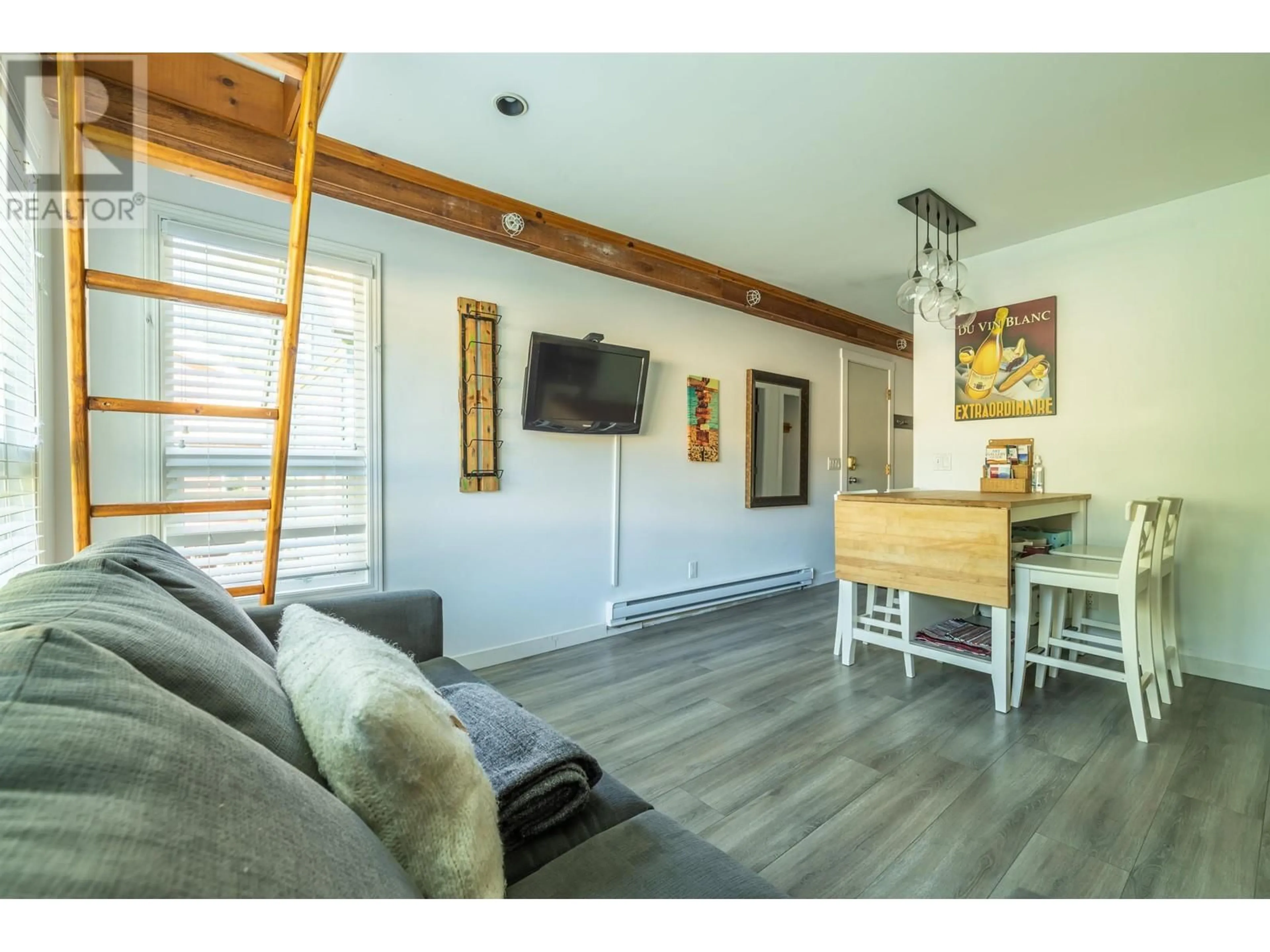Living room with furniture, wood/laminate floor for 1 - 2134 SARAJEVO DRIVE, Whistler British Columbia V8E0B5