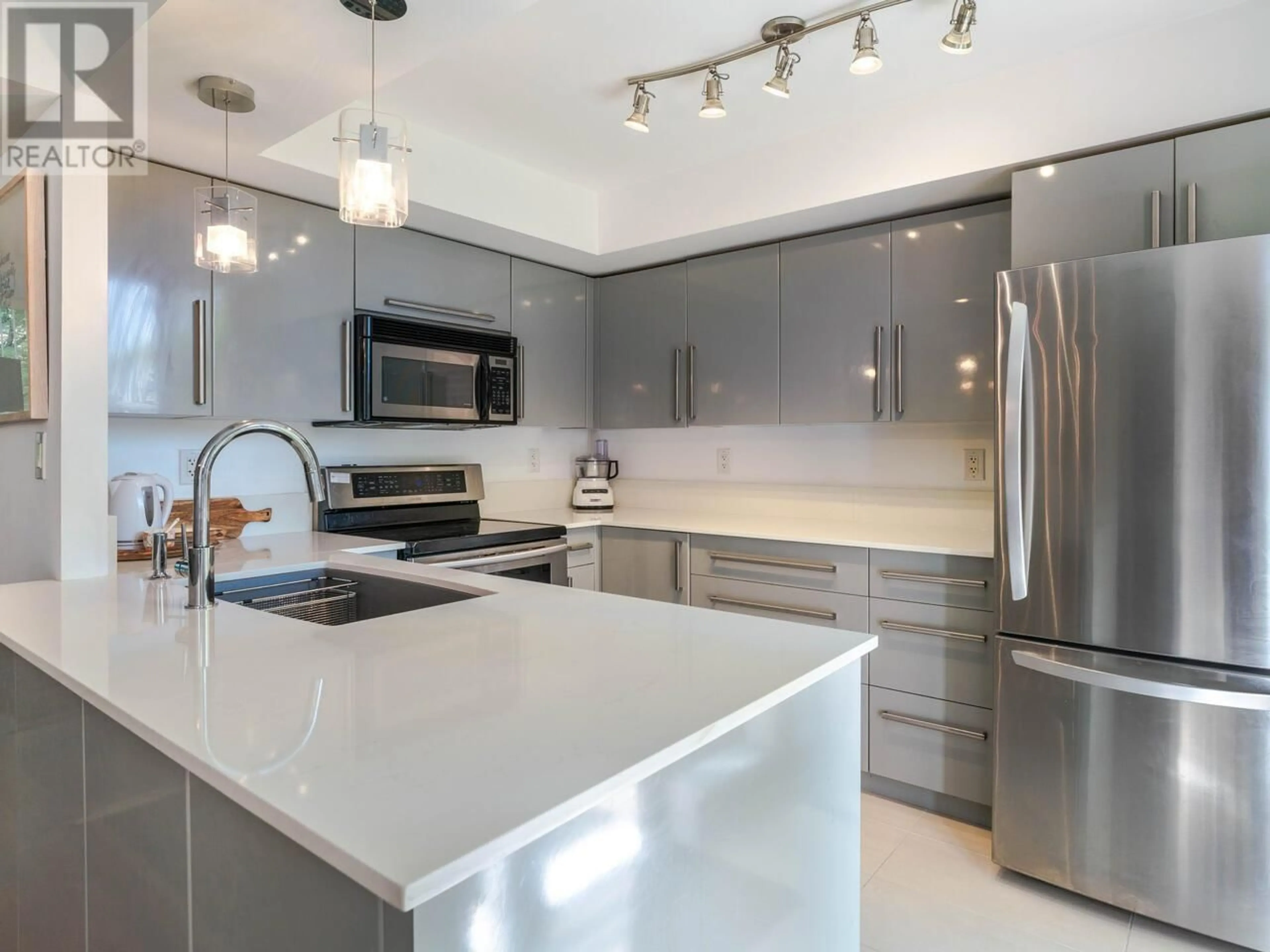 Contemporary kitchen, unknown for 378 SMITHE STREET, Vancouver British Columbia V6B1T7