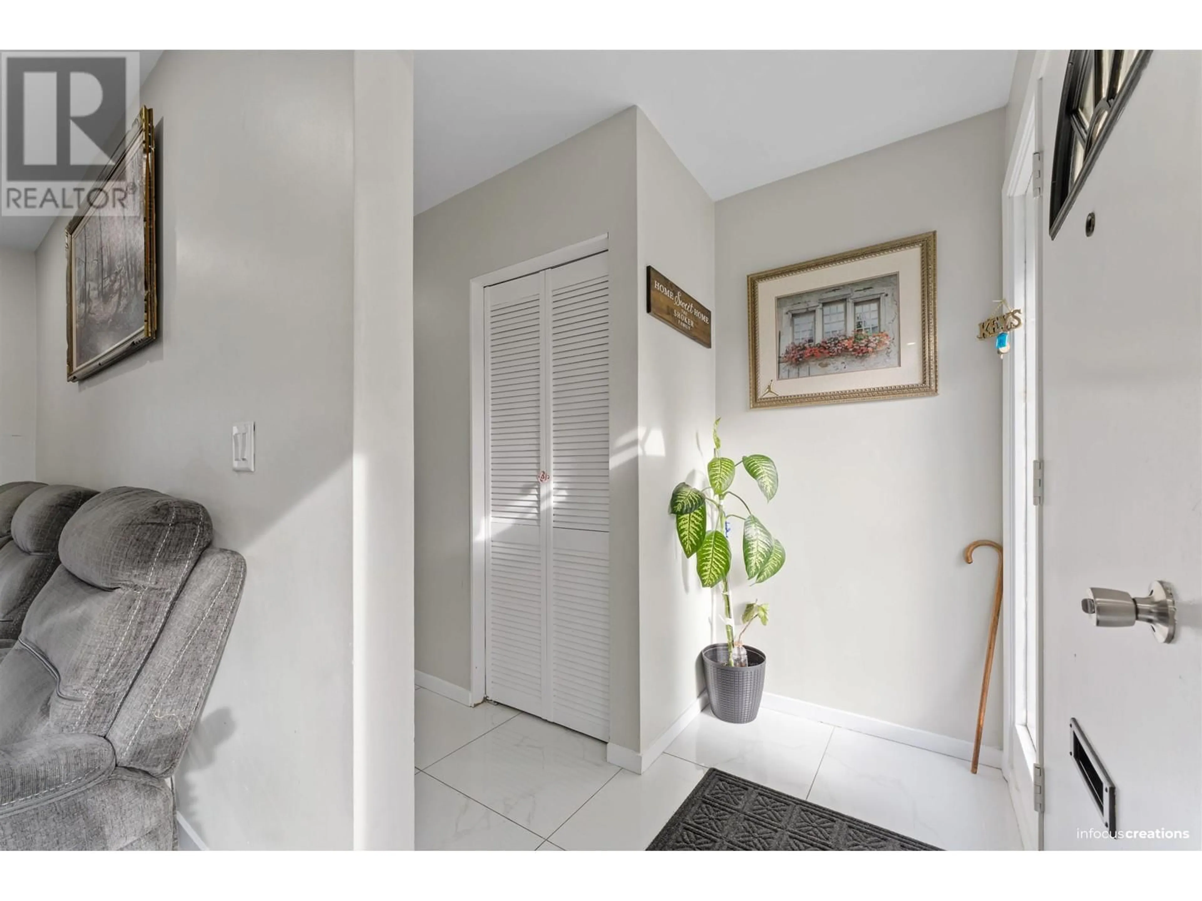 Indoor entryway for 21957 ACADIA STREET, Maple Ridge British Columbia V2X3B7