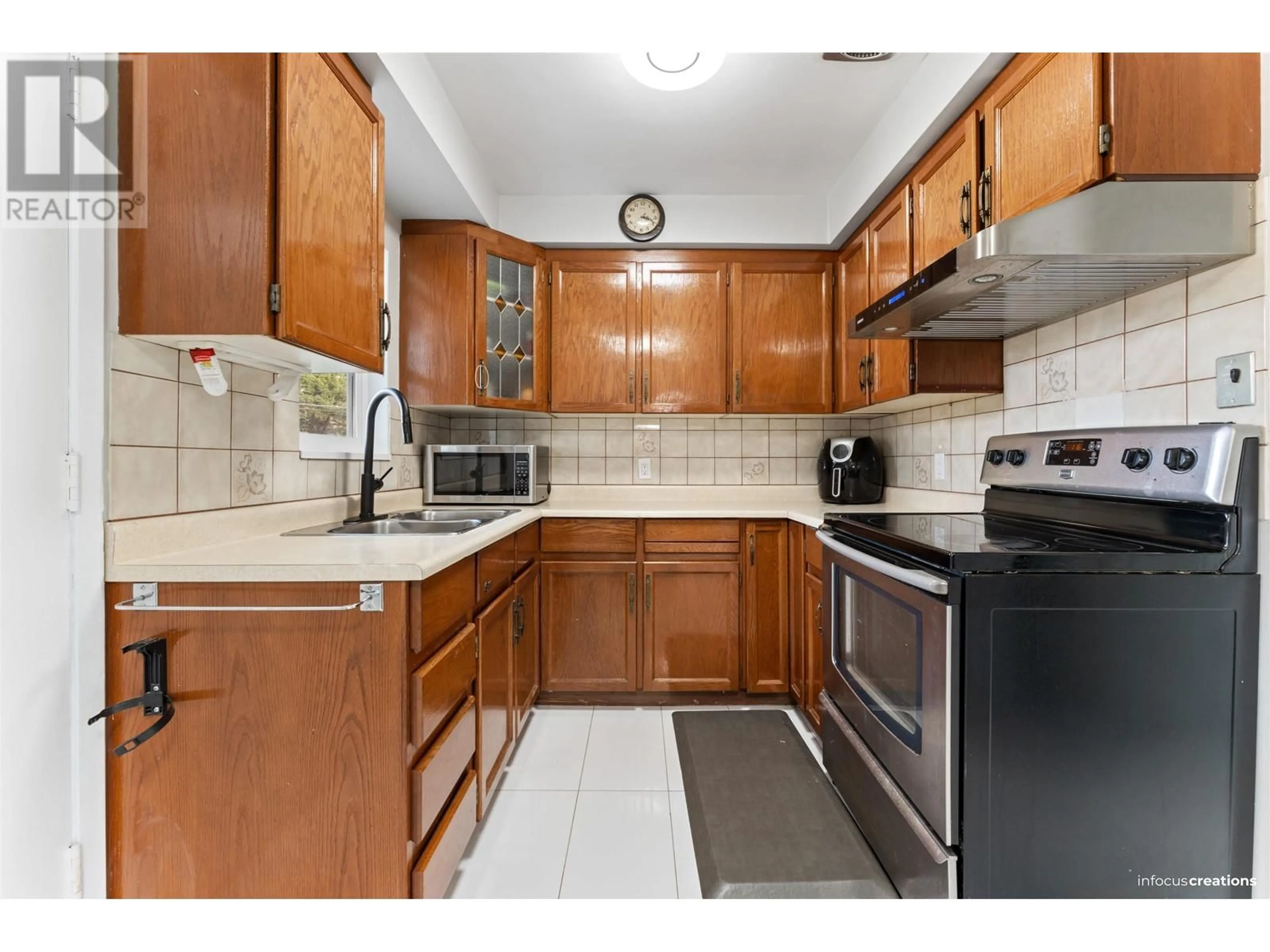 Standard kitchen, ceramic/tile floor for 21957 ACADIA STREET, Maple Ridge British Columbia V2X3B7