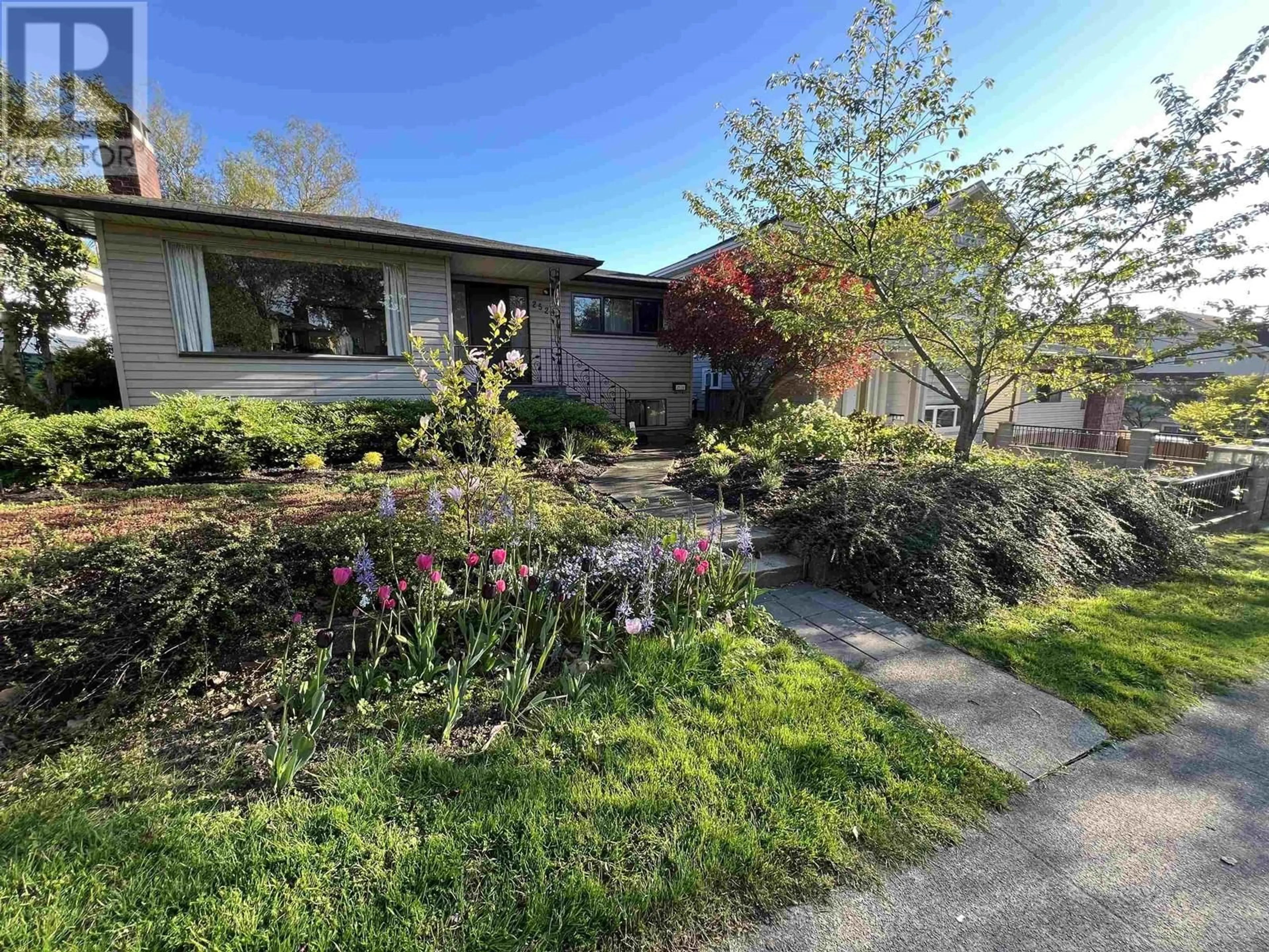 A pic from outside/outdoor area/front of a property/back of a property/a pic from drone, street for 2520 8TH AVENUE, Vancouver British Columbia V5M1W2