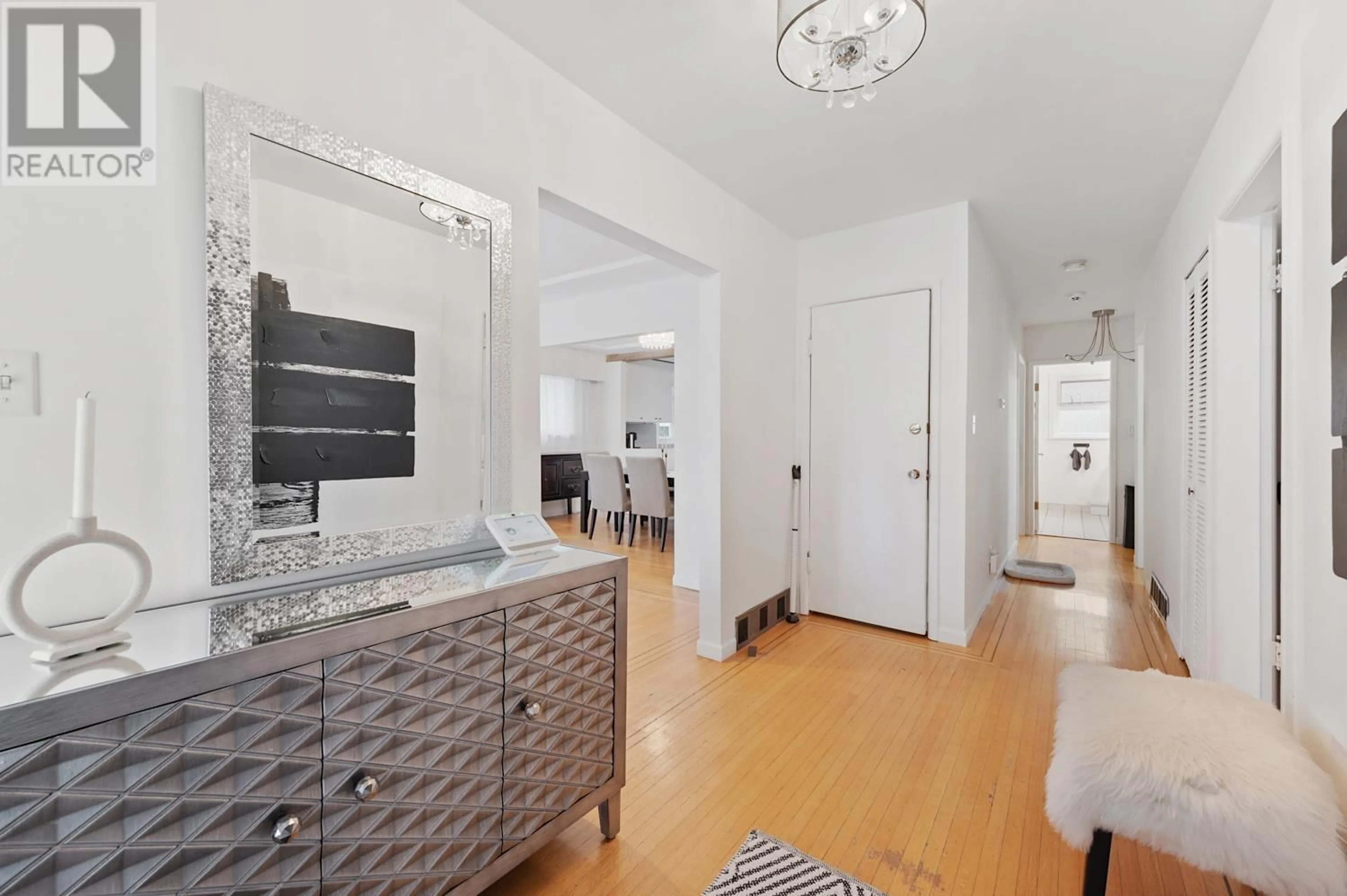 Indoor entryway for 2520 8TH AVENUE, Vancouver British Columbia V5M1W2