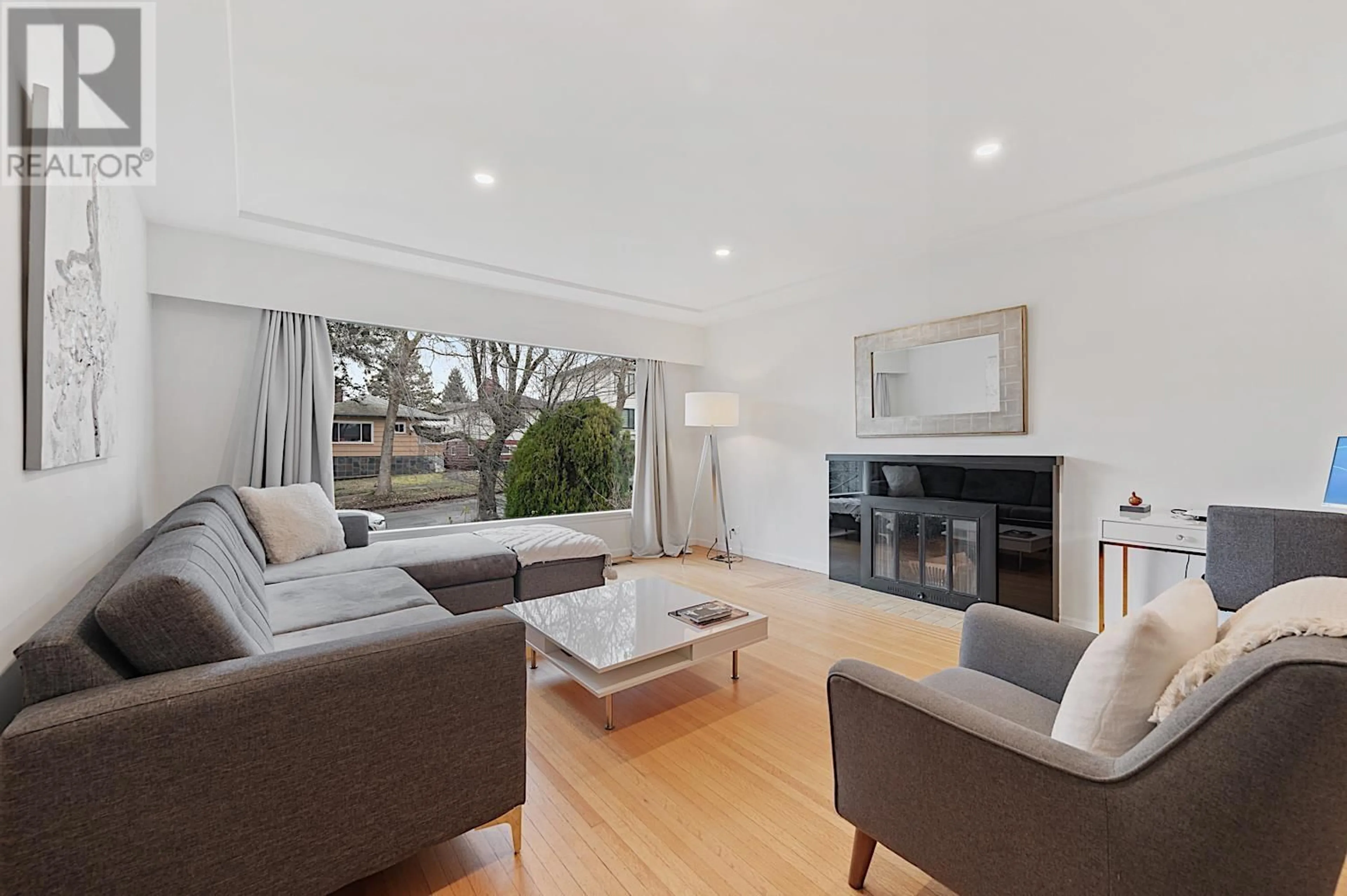 Living room with furniture, unknown for 2520 8TH AVENUE, Vancouver British Columbia V5M1W2