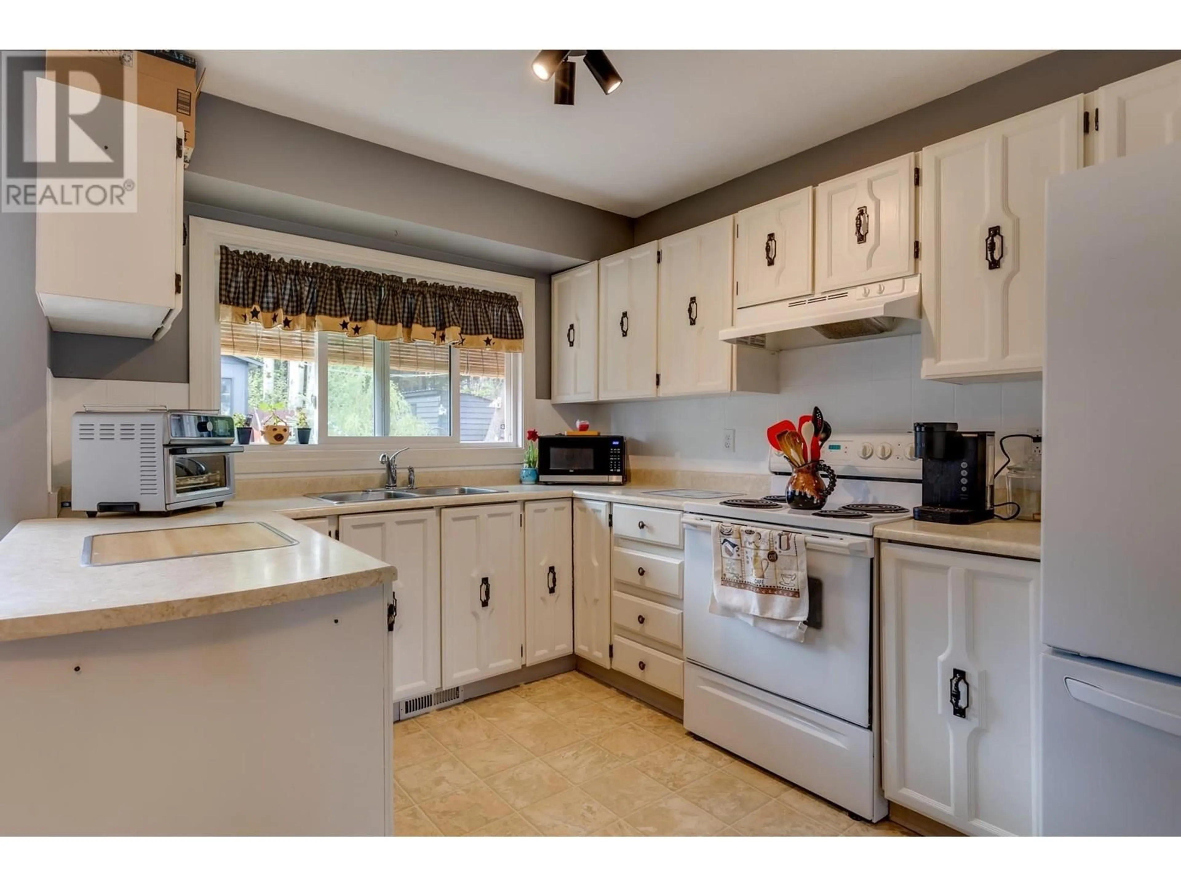 Standard kitchen, unknown for 8145 ST LAWRENCE AVENUE, Prince George British Columbia V2N4K6
