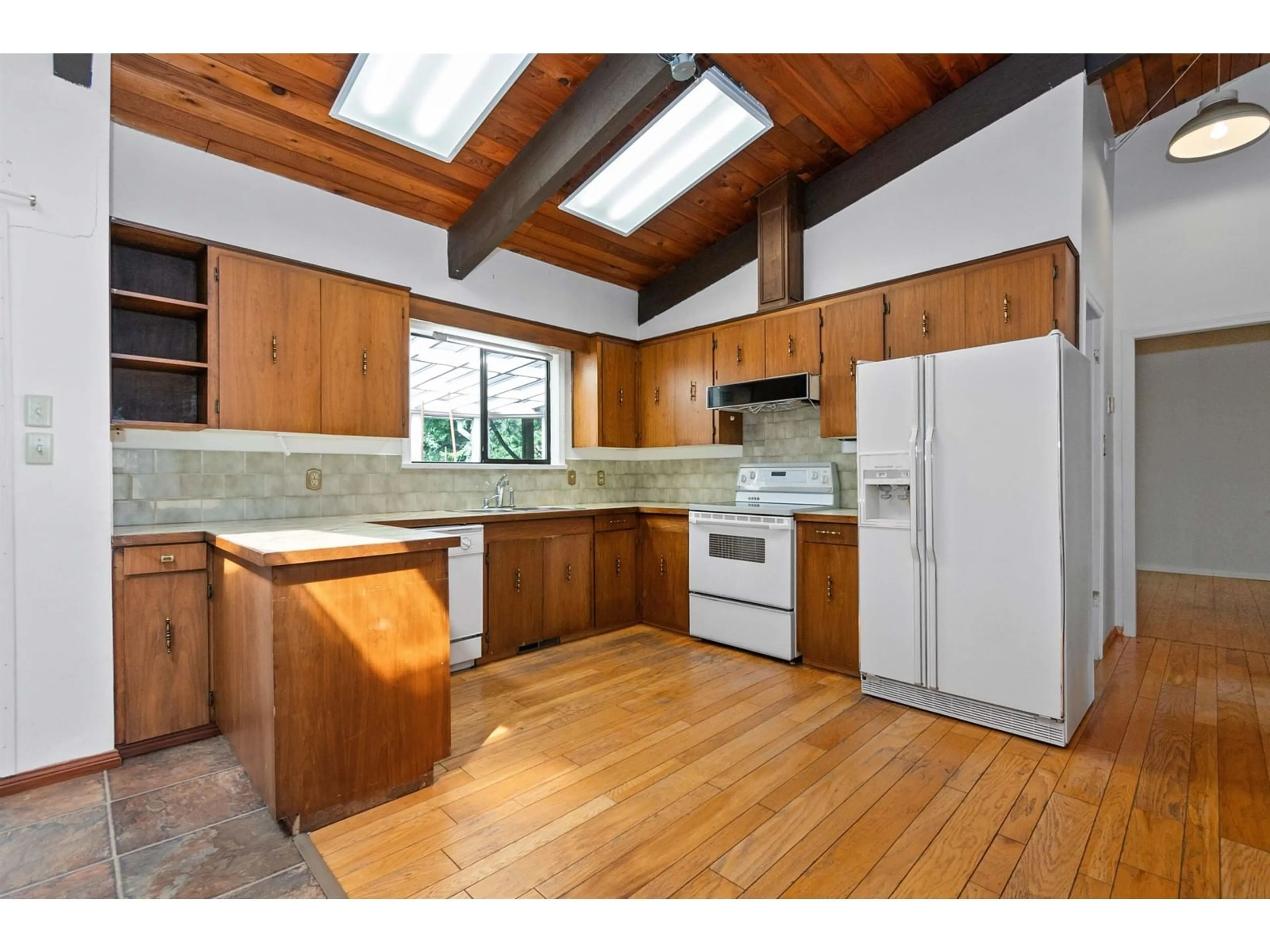 Standard kitchen, wood/laminate floor for 960 HOT SPRINGS ROAD, Harrison Hot Springs British Columbia V0M1K0