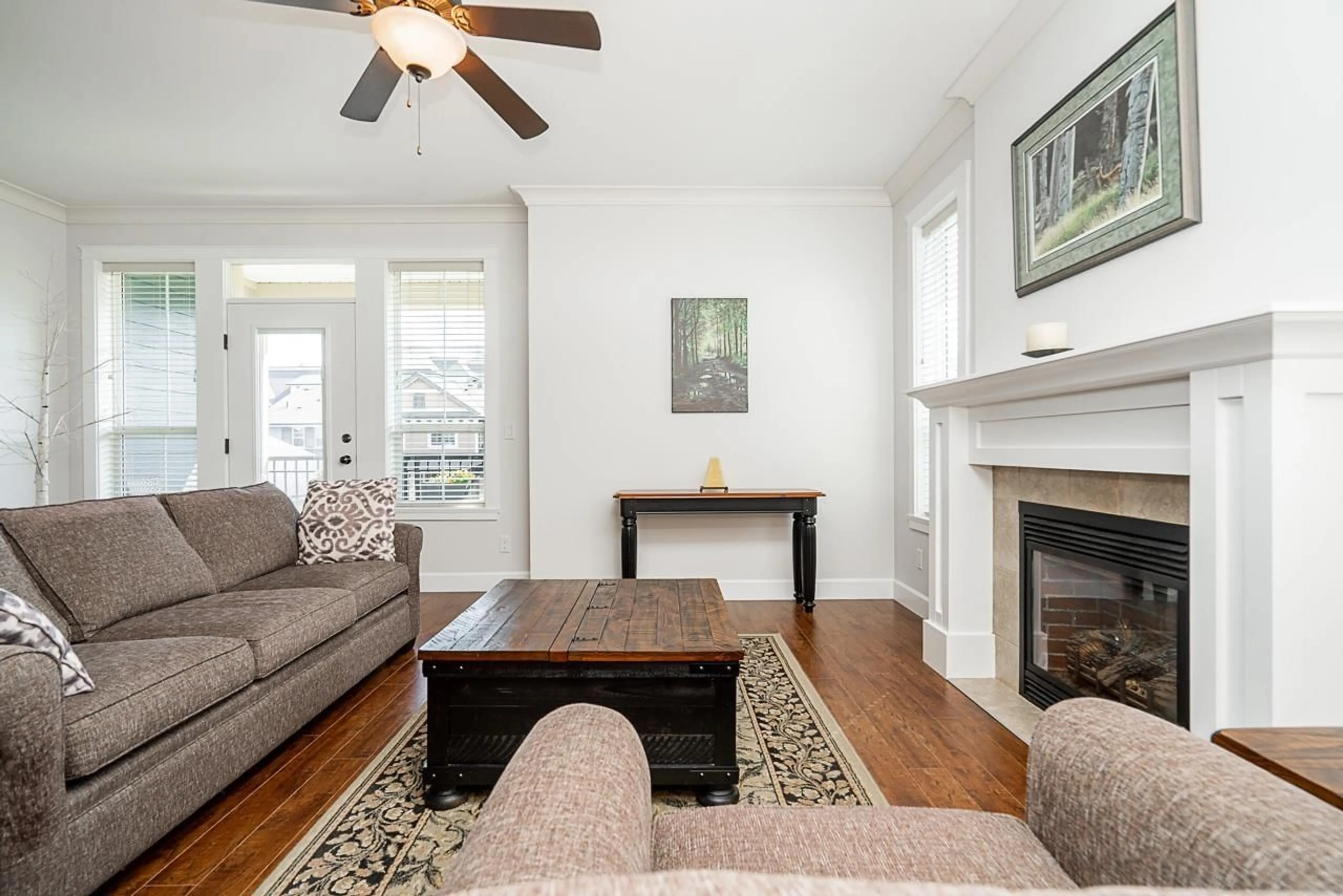 Living room with furniture, wood/laminate floor for 39 - 45290 SOOWAHLIE CRESCENT, Chilliwack British Columbia V2R0S6