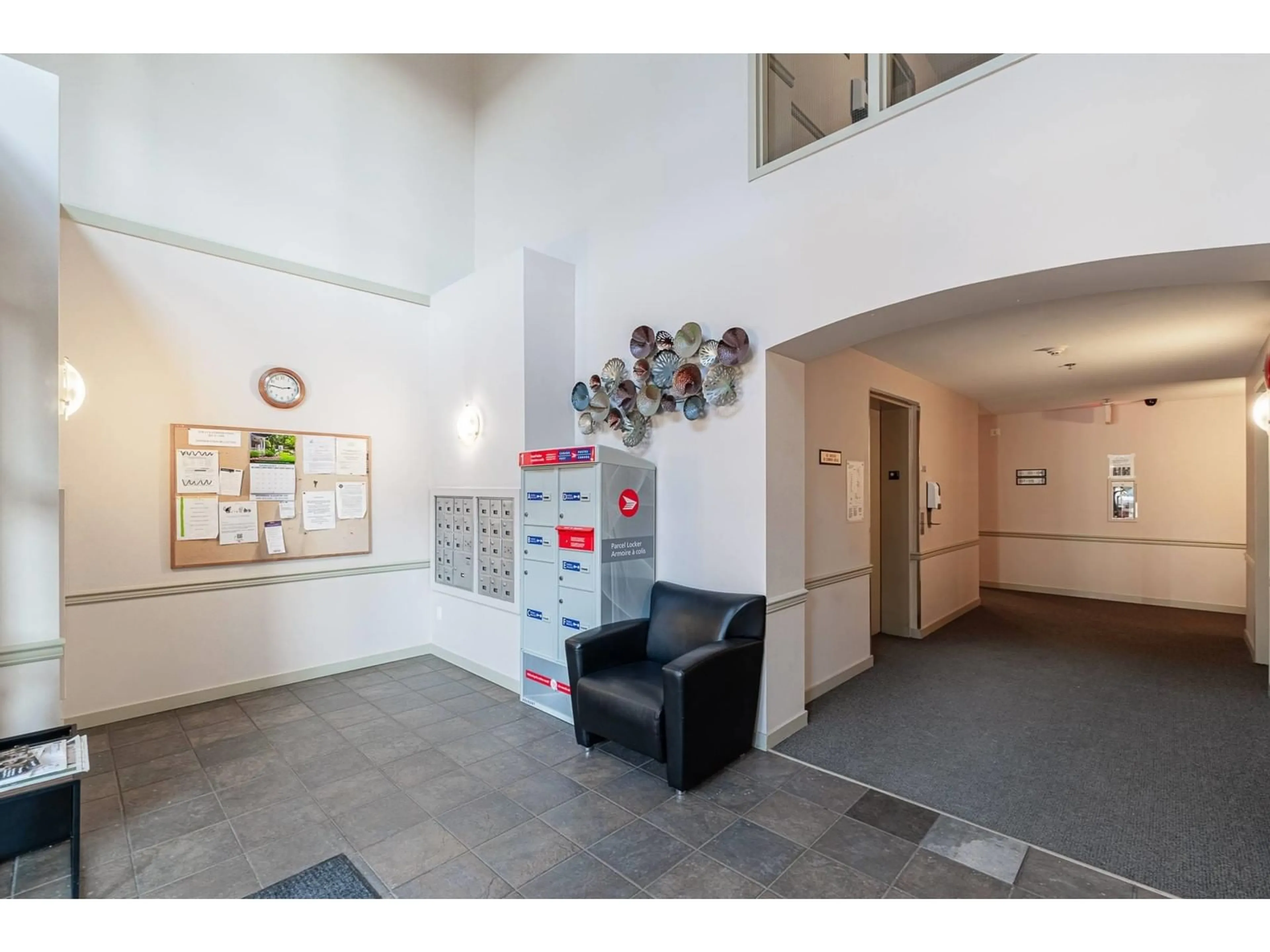 Indoor foyer for 312 - 33485 SOUTH FRASER, Abbotsford British Columbia V2S8P9