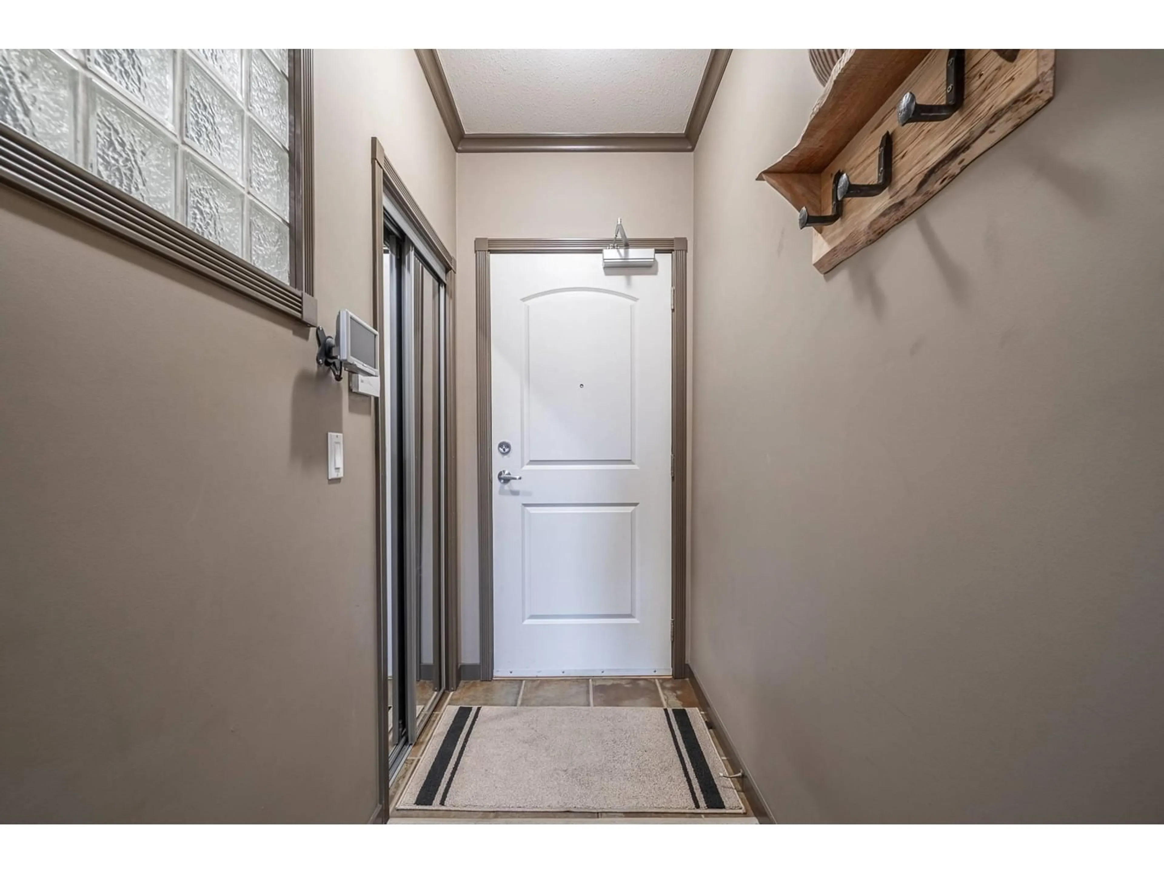 Indoor entryway for 312 - 33485 SOUTH FRASER, Abbotsford British Columbia V2S8P9