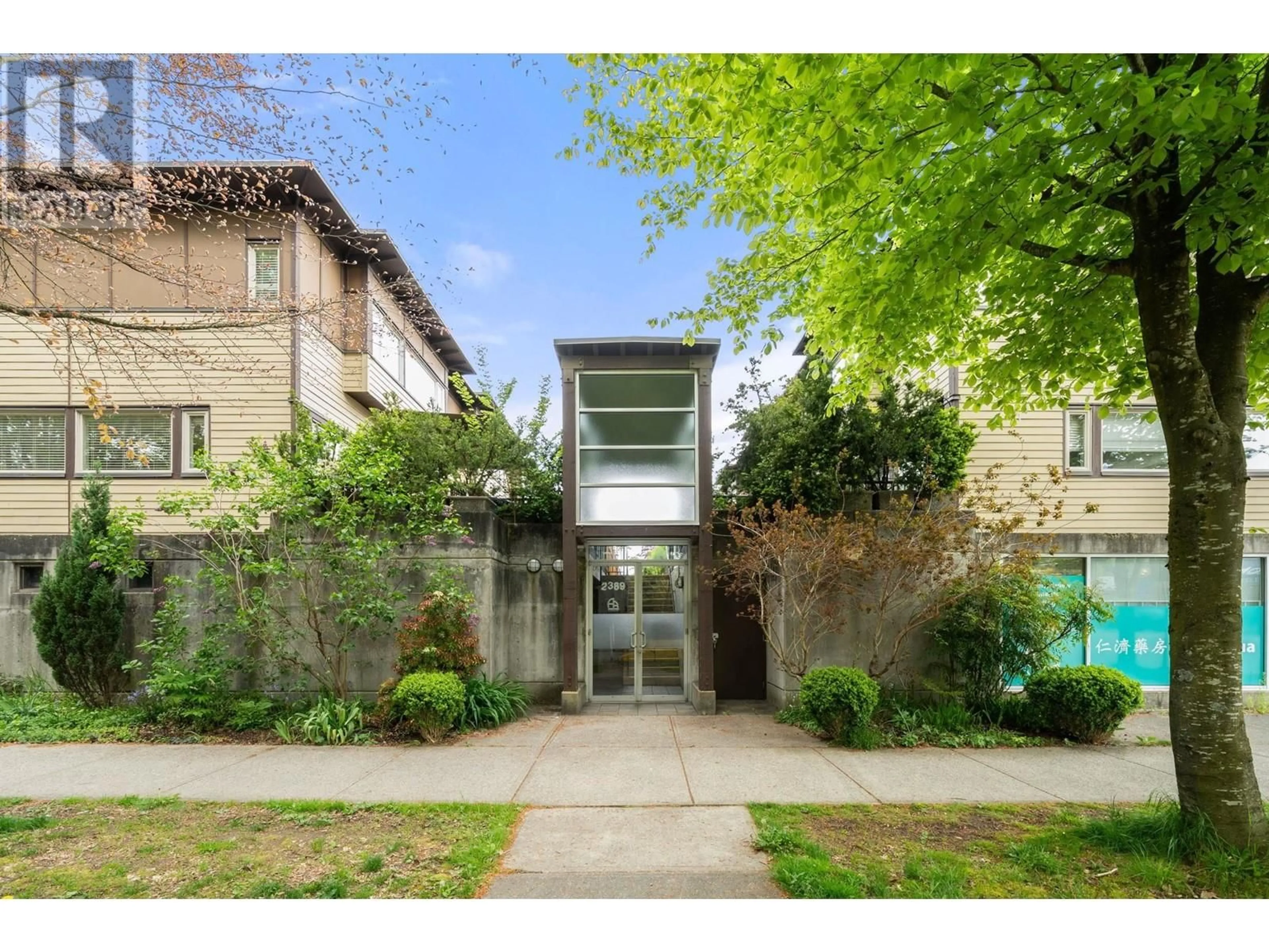 Indoor foyer for 17 - 2389 CHARLES STREET, Vancouver British Columbia V5L5G4