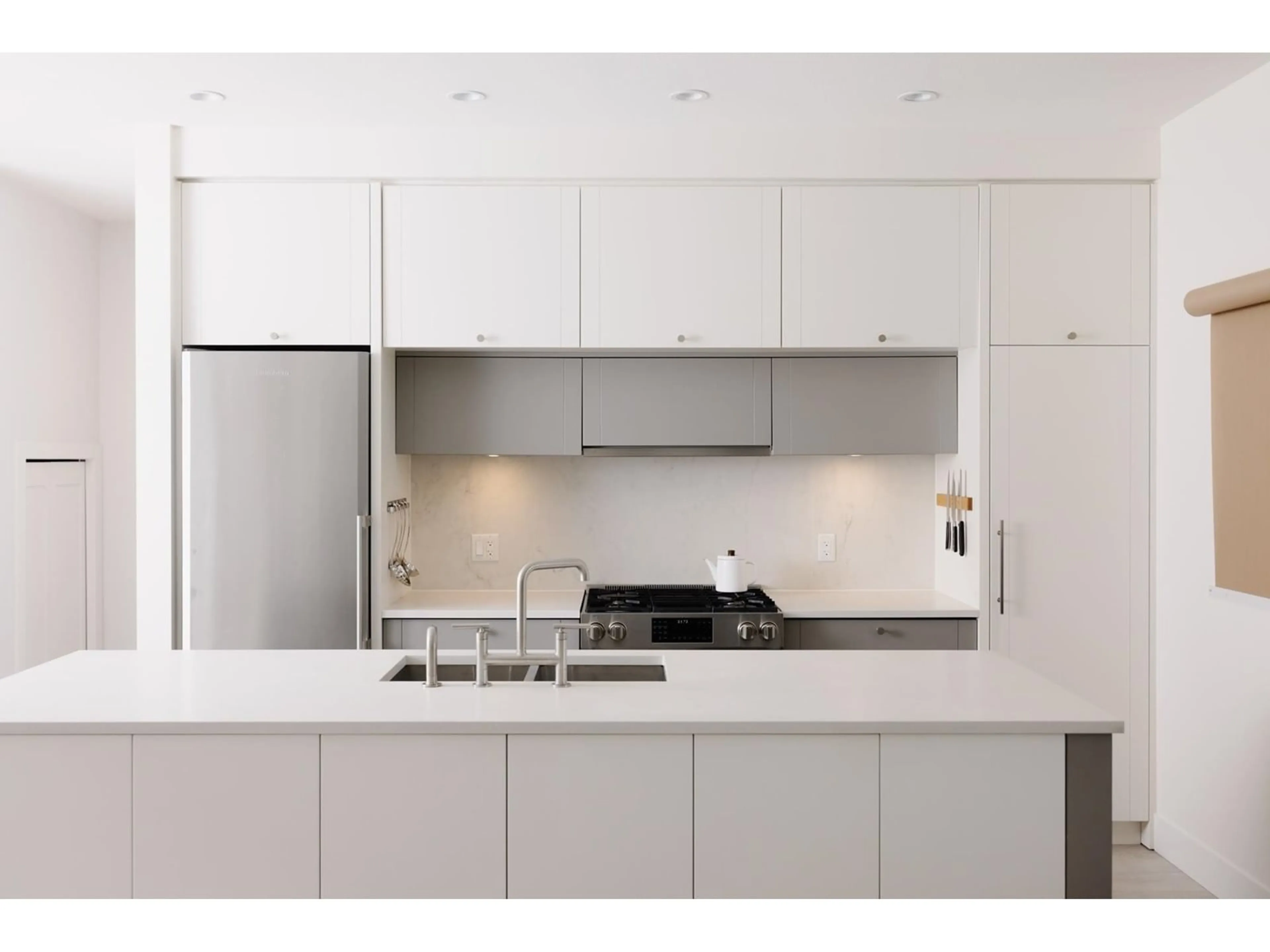 Contemporary kitchen, unknown for 64 - 16685 25, Surrey British Columbia V3Z0Z4