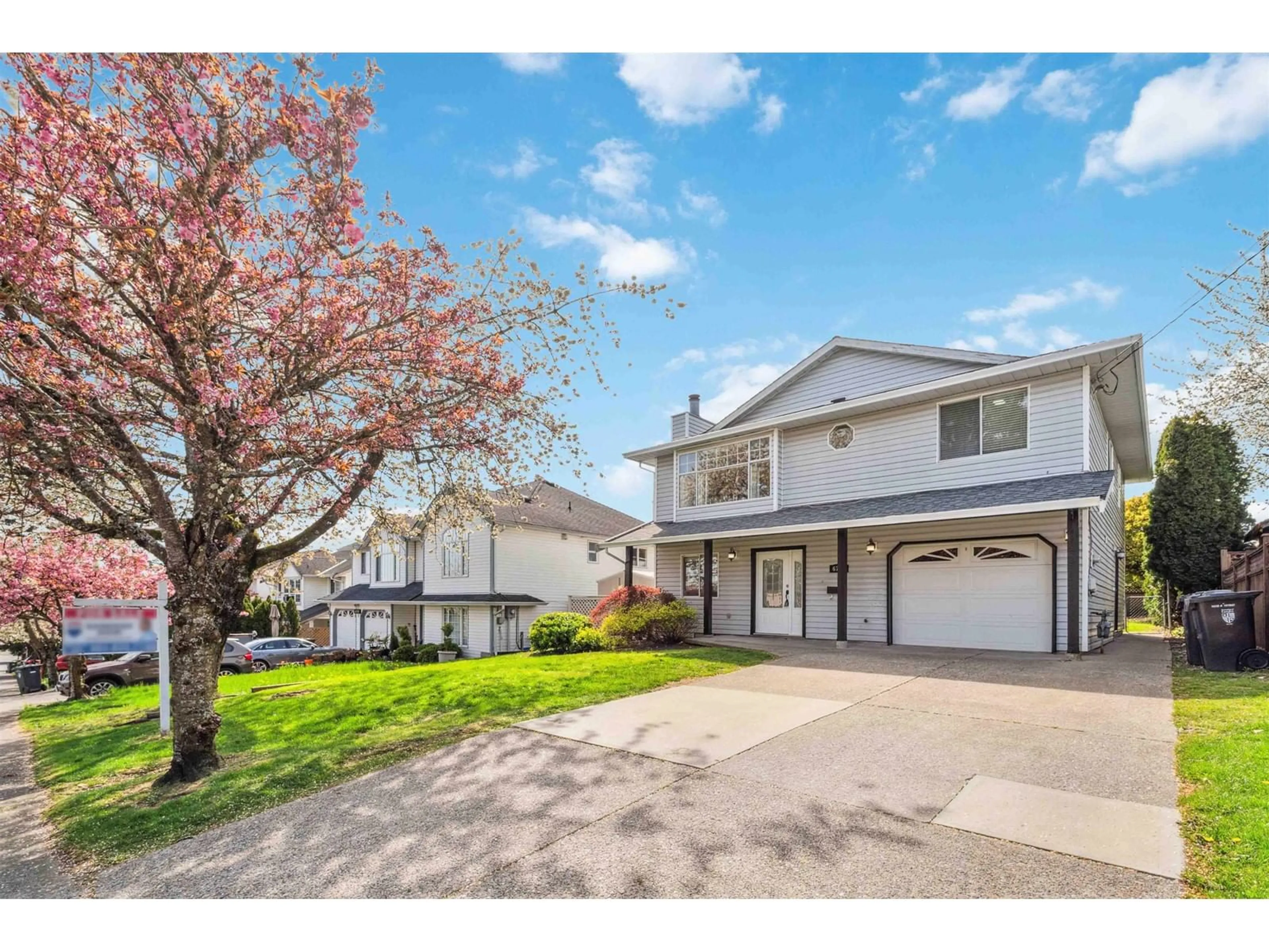 Home with vinyl exterior material, street for 6795 197, Langley British Columbia V2Y1G8