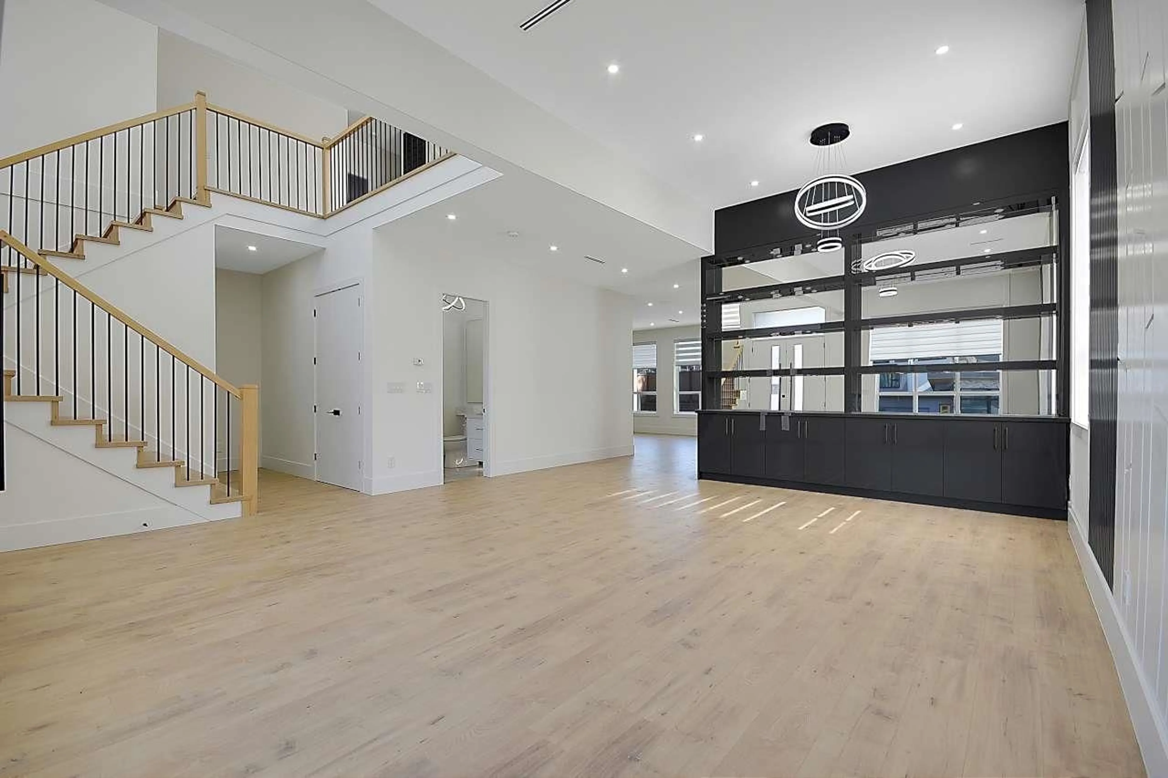 Indoor foyer for 14096 113A, Surrey British Columbia V3V1W7