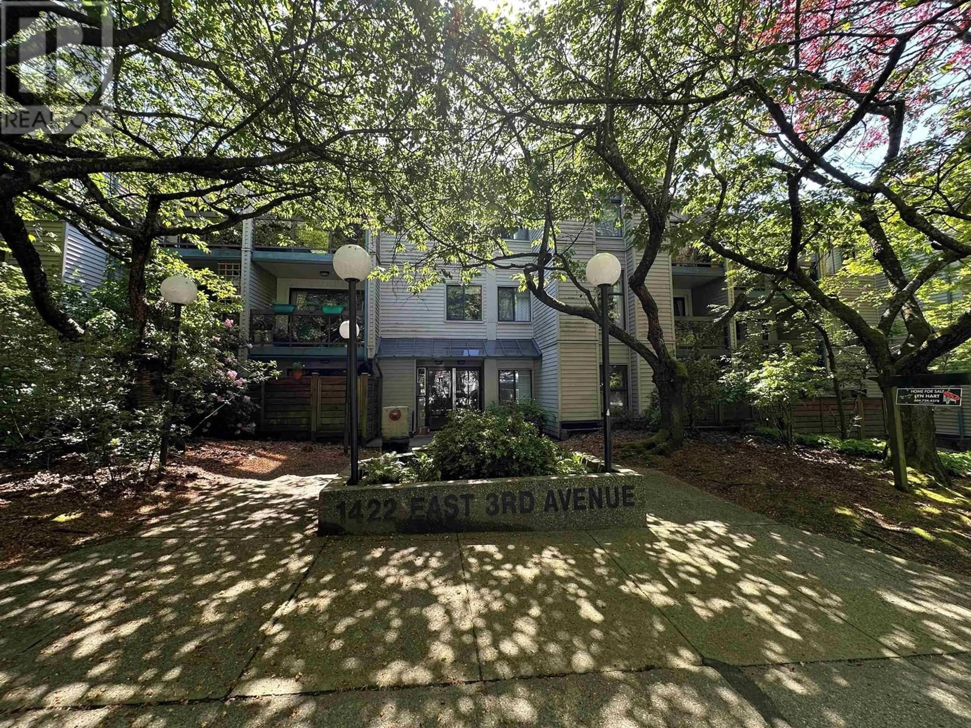 A pic from outside/outdoor area/front of a property/back of a property/a pic from drone, forest/trees view for 309 - 1422 3RD AVENUE, Vancouver British Columbia V5N5R5