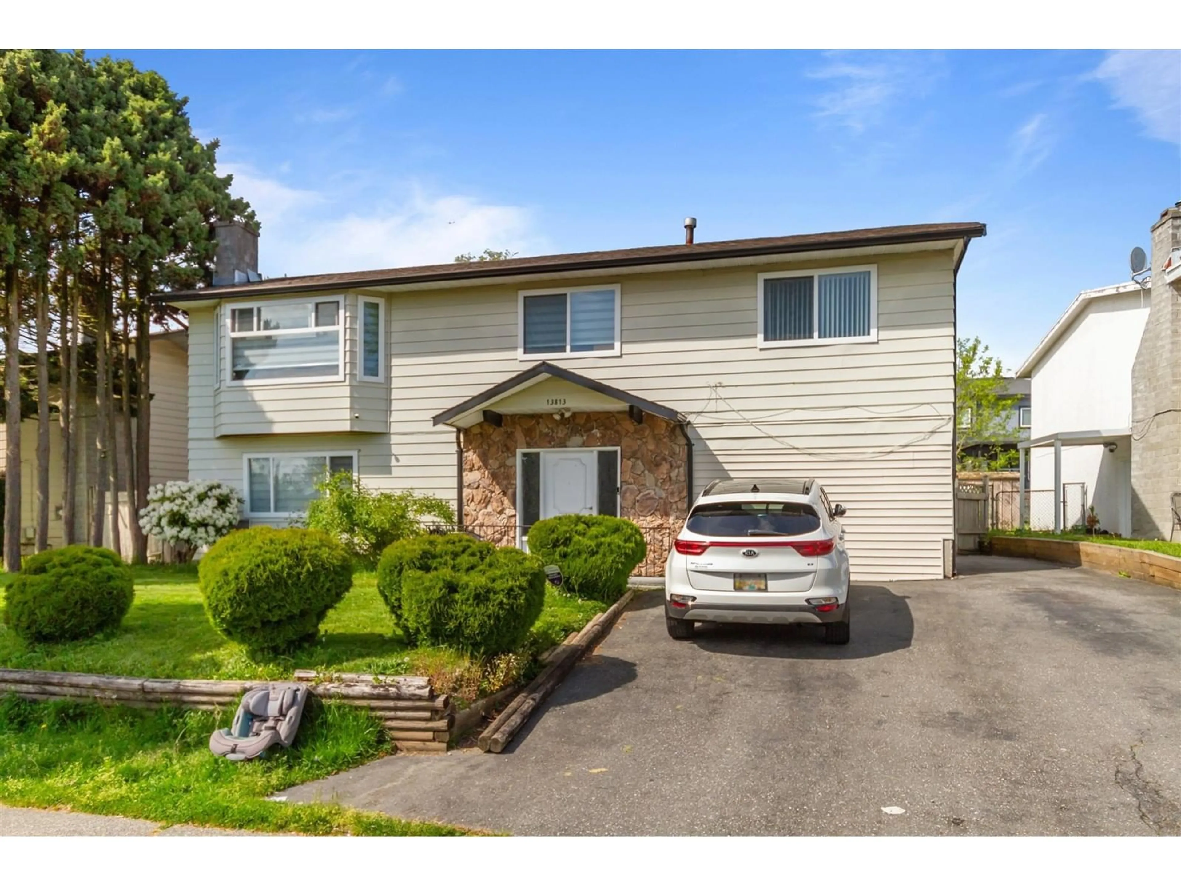 Home with vinyl exterior material, street for 13813 89TH, Surrey British Columbia V3V6K7