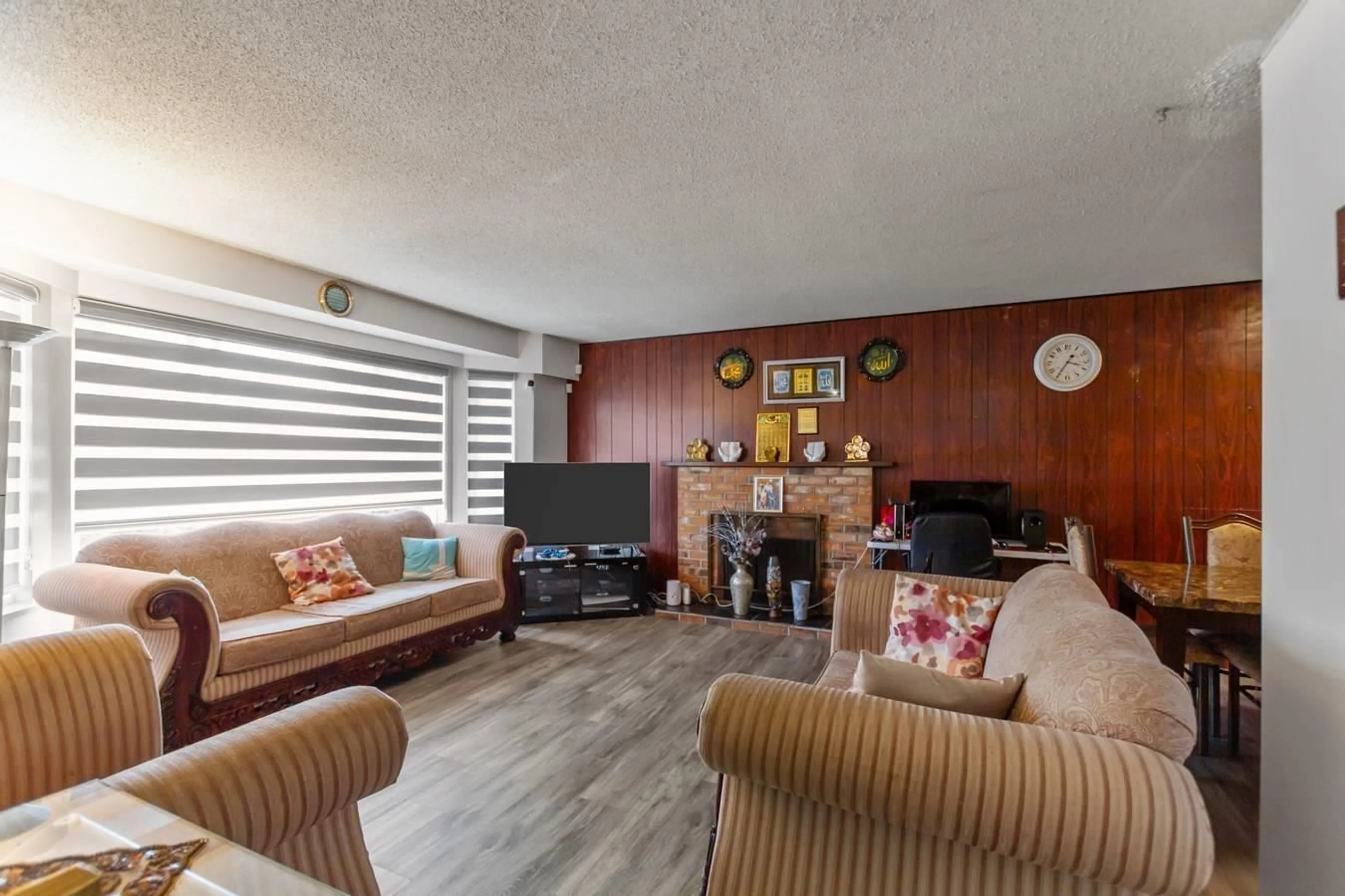 Living room with furniture, wood/laminate floor for 13813 89TH, Surrey British Columbia V3V6K7