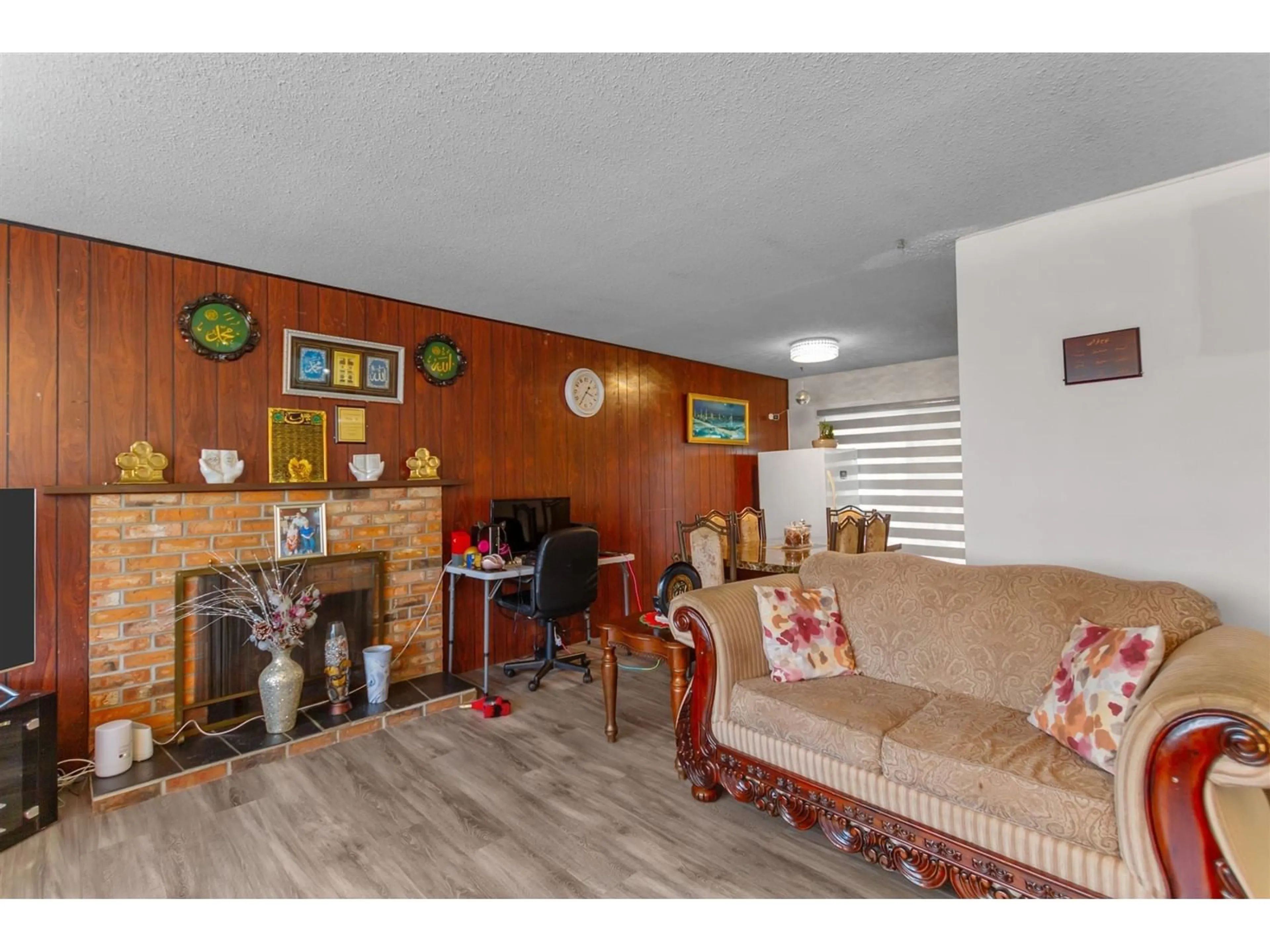 Living room with furniture, wood/laminate floor for 13813 89TH, Surrey British Columbia V3V6K7