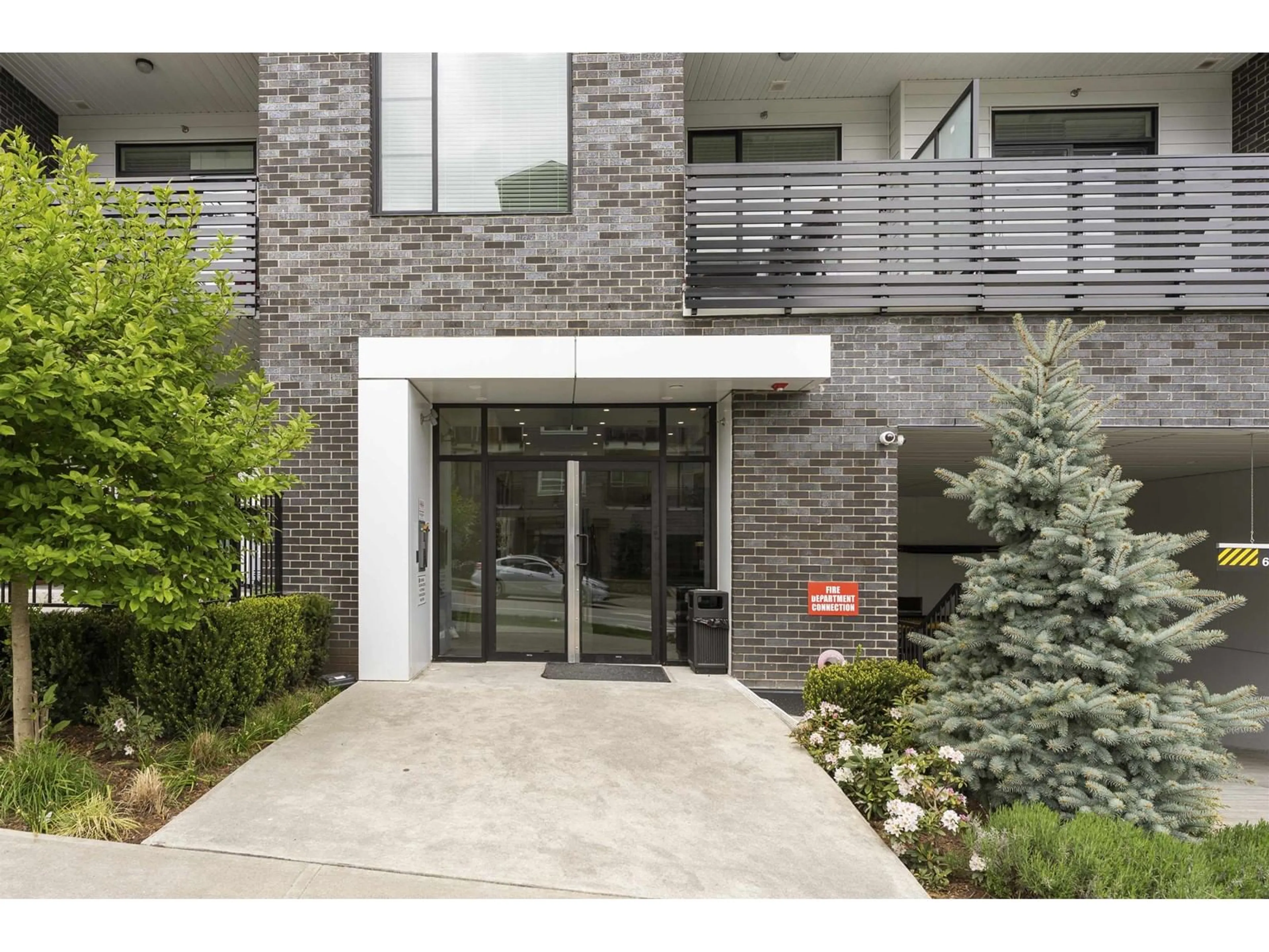 Indoor foyer for 402 - 13623 81A, Surrey British Columbia V3W3N7