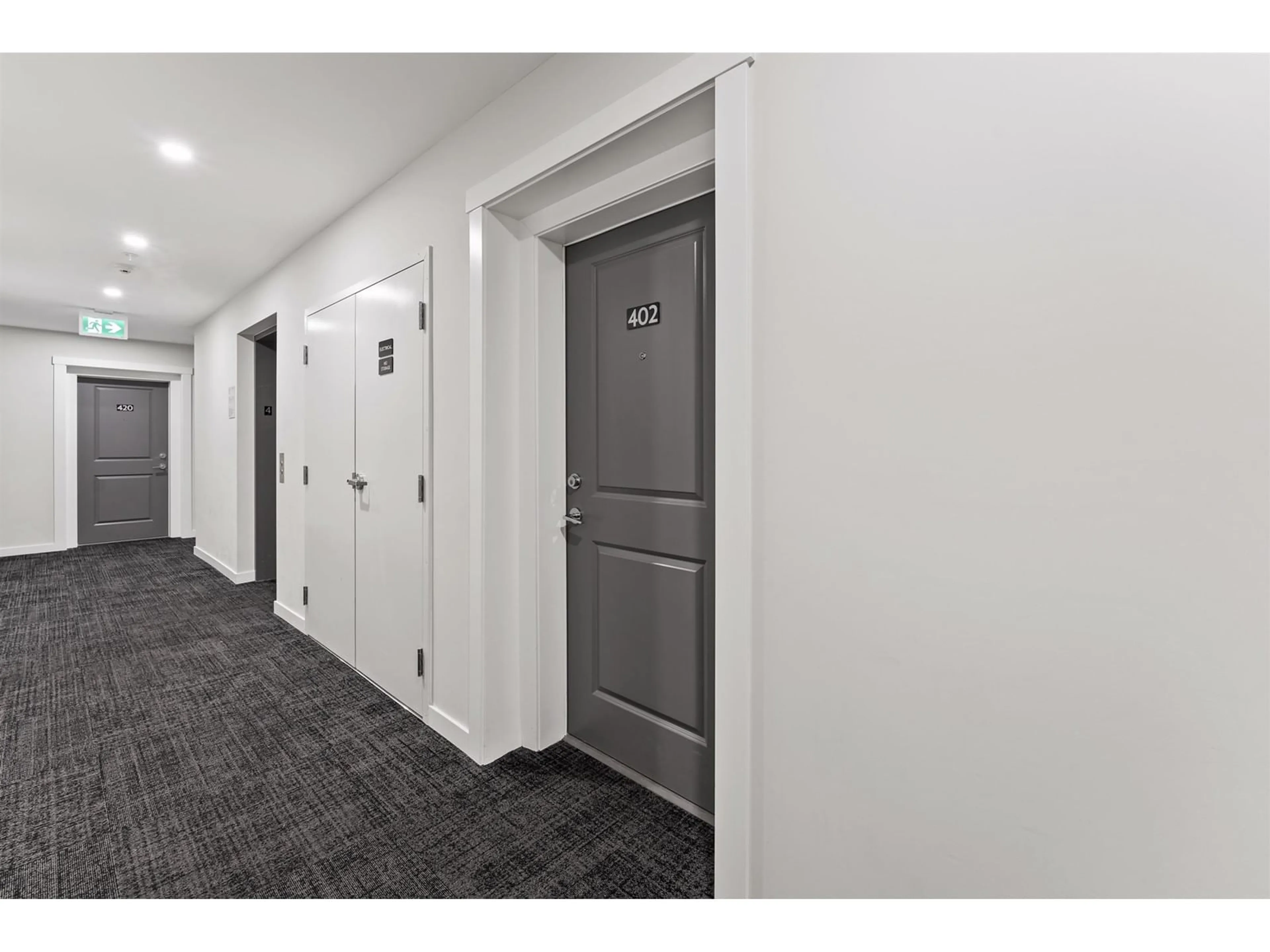 Indoor foyer for 402 - 13623 81A, Surrey British Columbia V3W3N7