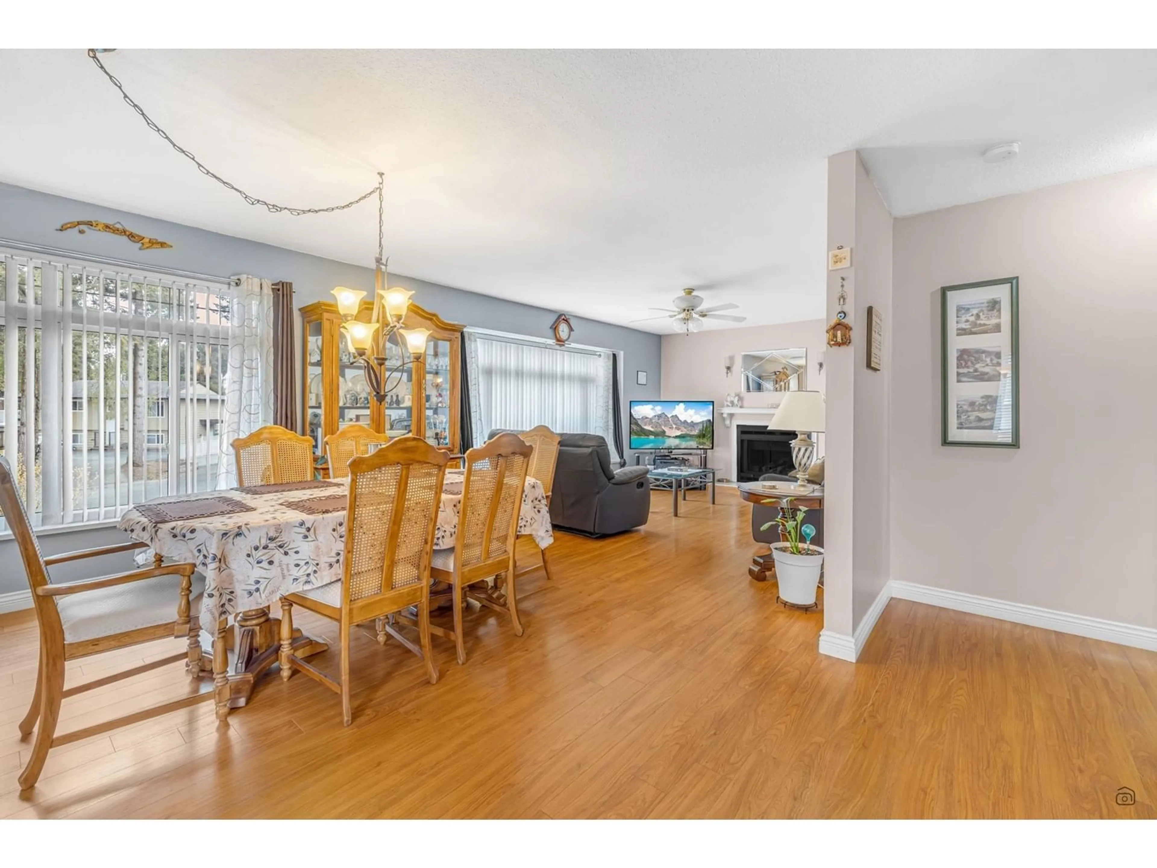 Dining room, wood/laminate floor for 12841 69, Surrey British Columbia V3W6W3